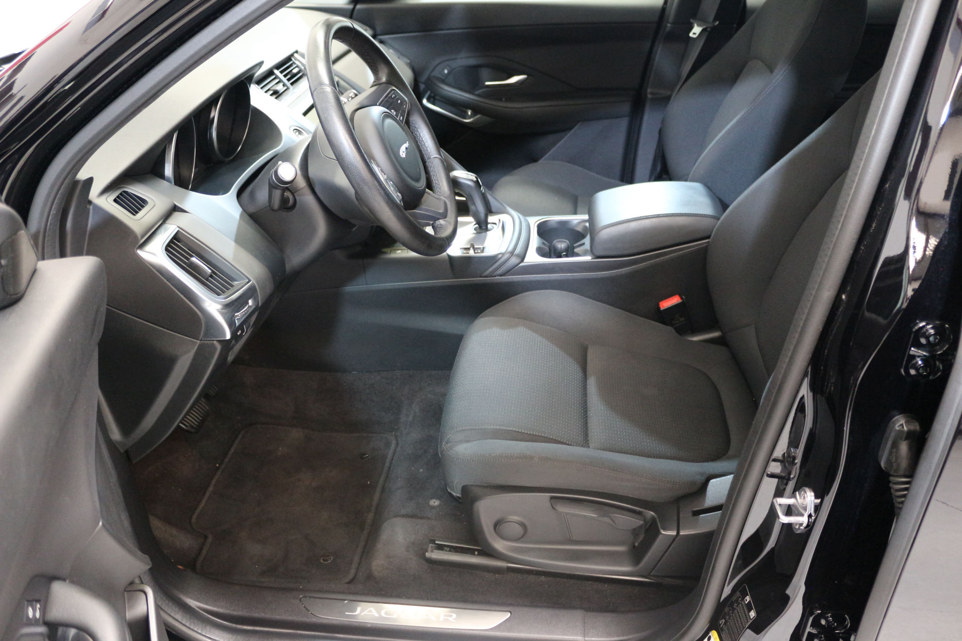 Jaguar E-Pace 2.0D S 4WD - foto 12