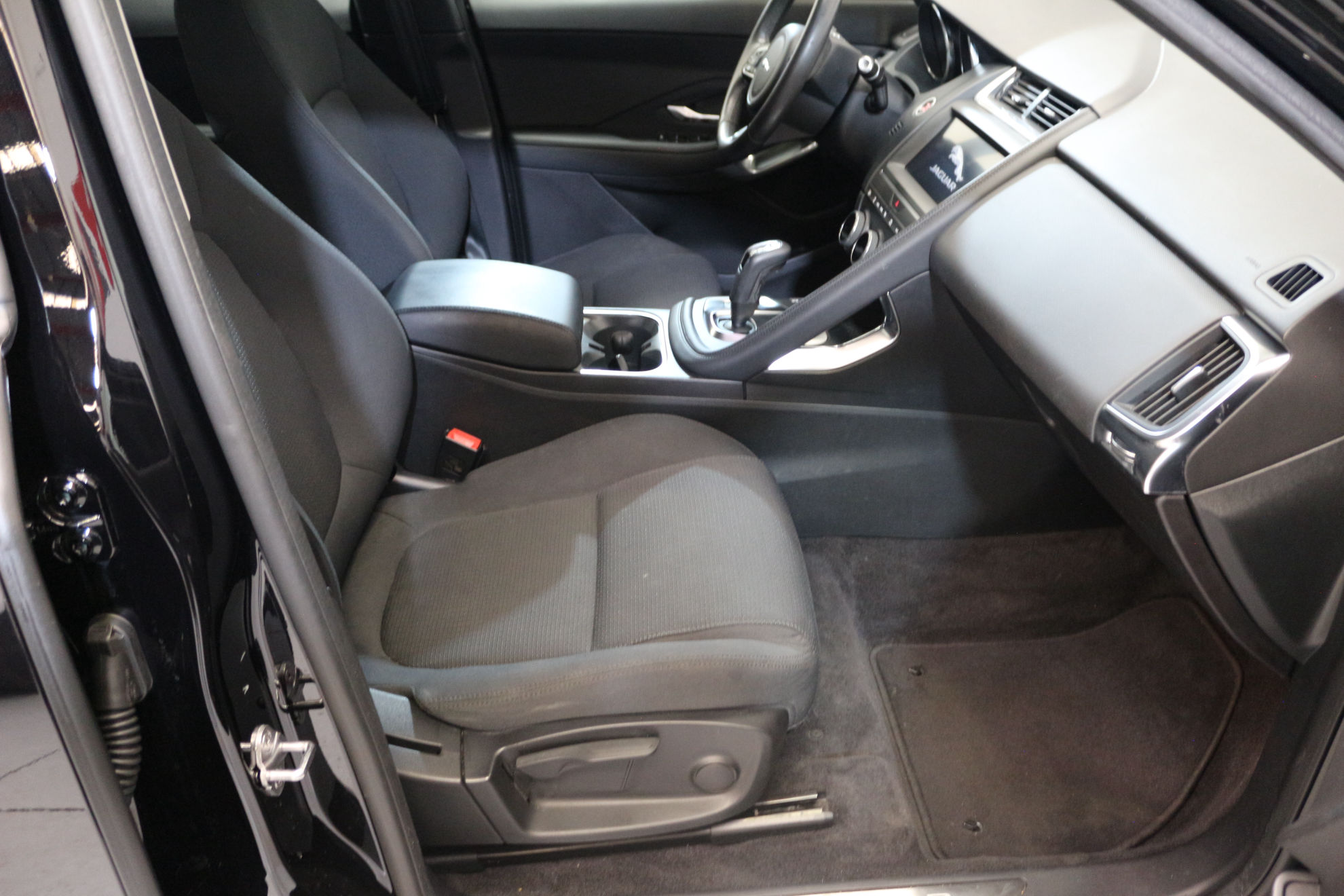 Jaguar E-Pace 2.0D S 4WD - foto 15