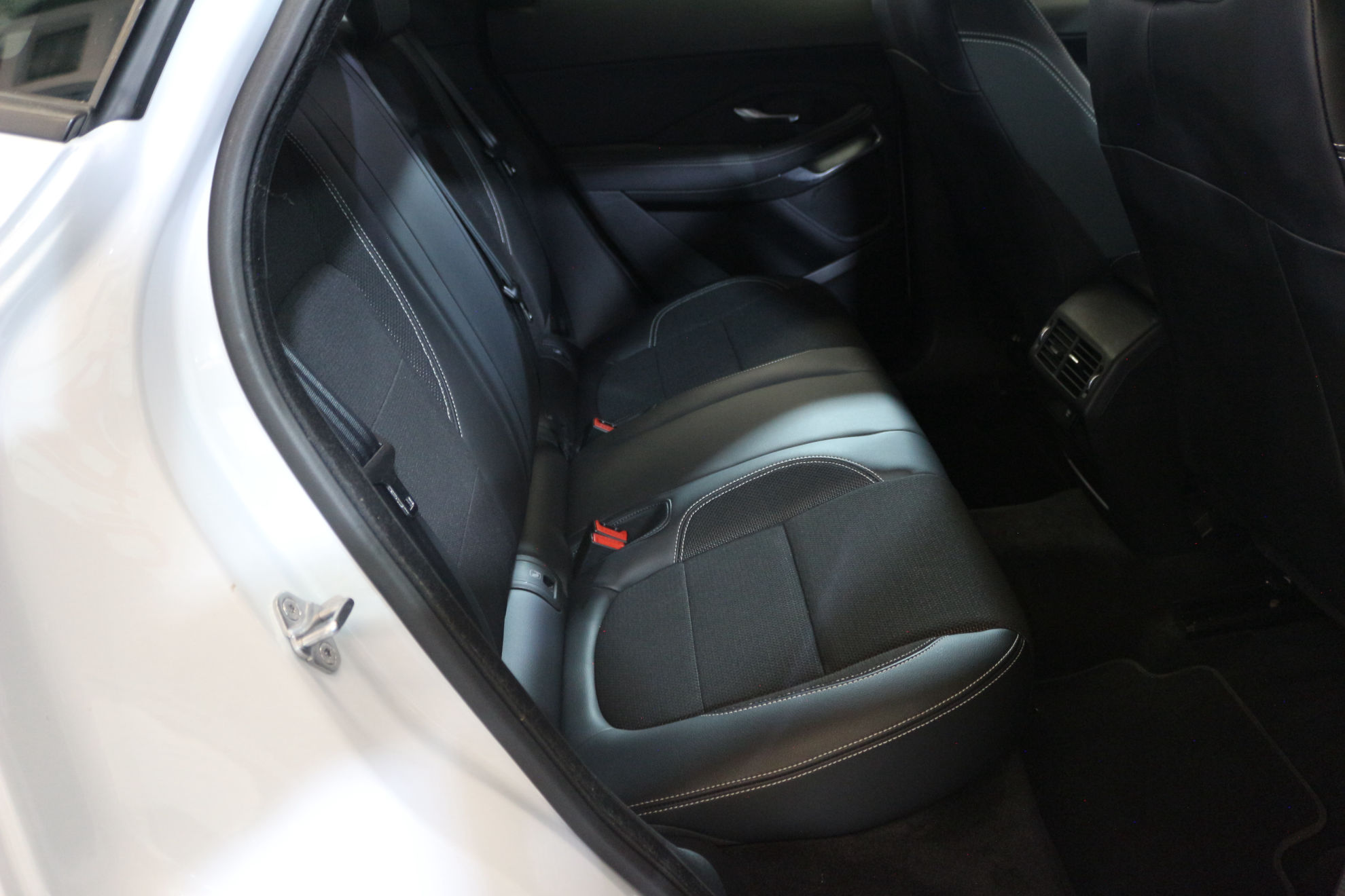 Jaguar E-Pace 2.0D R-Dynamic S 4WD - foto 15