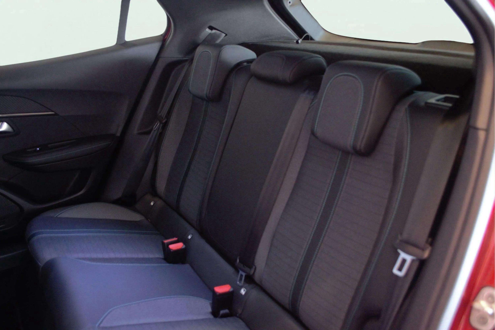 Peugeot 2008 Allure PureTech 130 BVM6 - foto 11