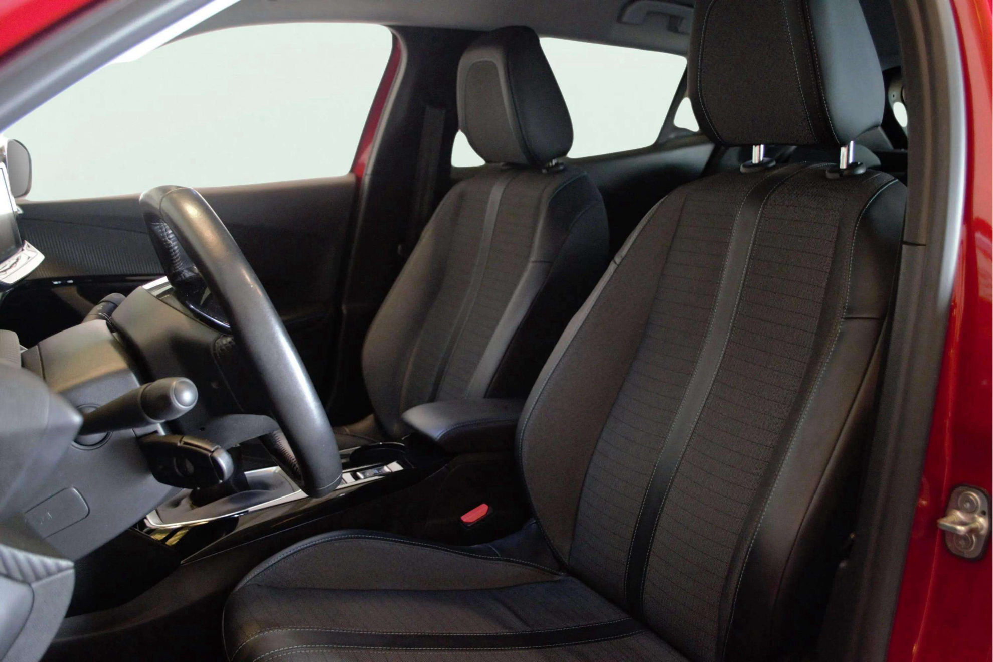 Peugeot 2008 Allure PureTech 130 BVM6 - foto 10