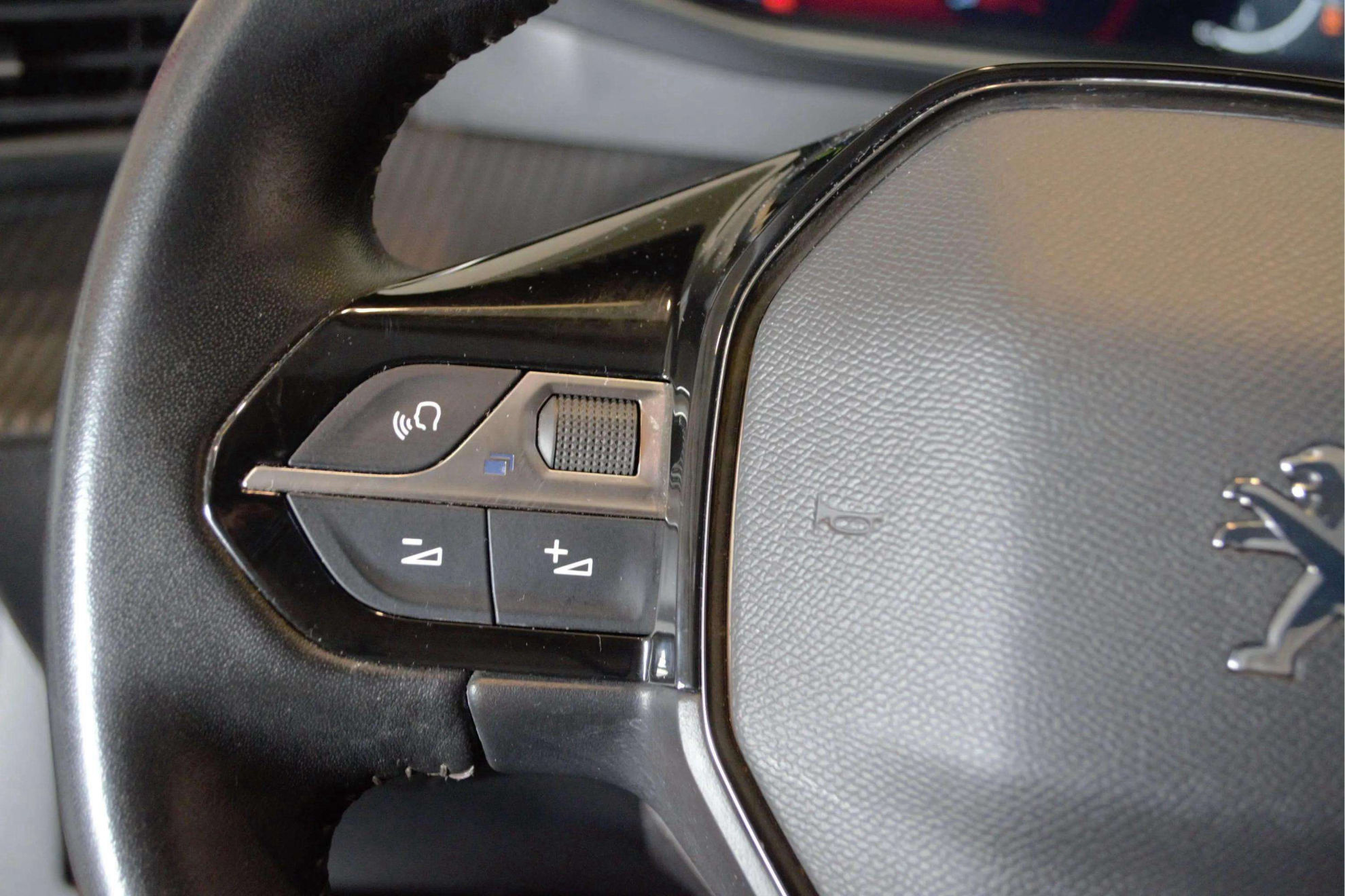 Peugeot 2008 Allure PureTech 130 BVM6 - foto 19