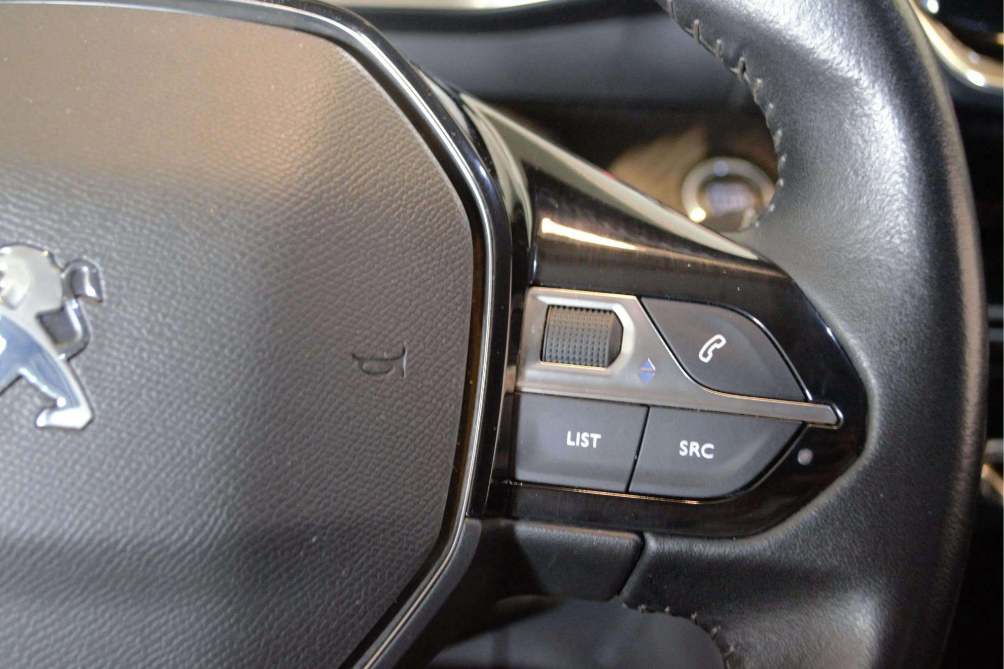 Peugeot 2008 Allure PureTech 130 BVM6 - foto 20