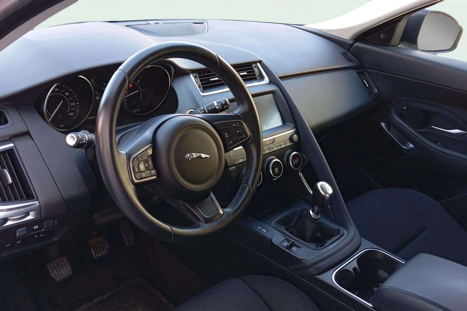 Jaguar E-Pace 2.0D - foto 9