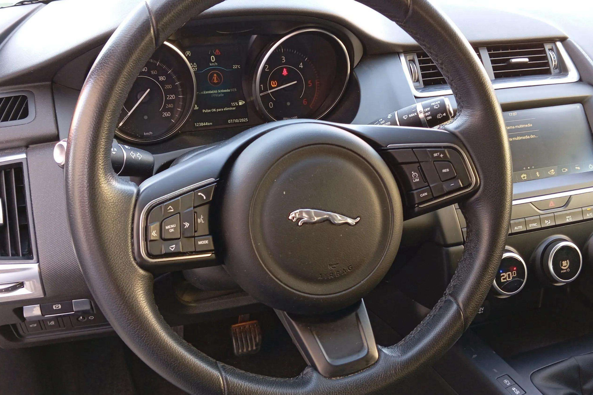 Jaguar E-Pace 2.0D - foto 12
