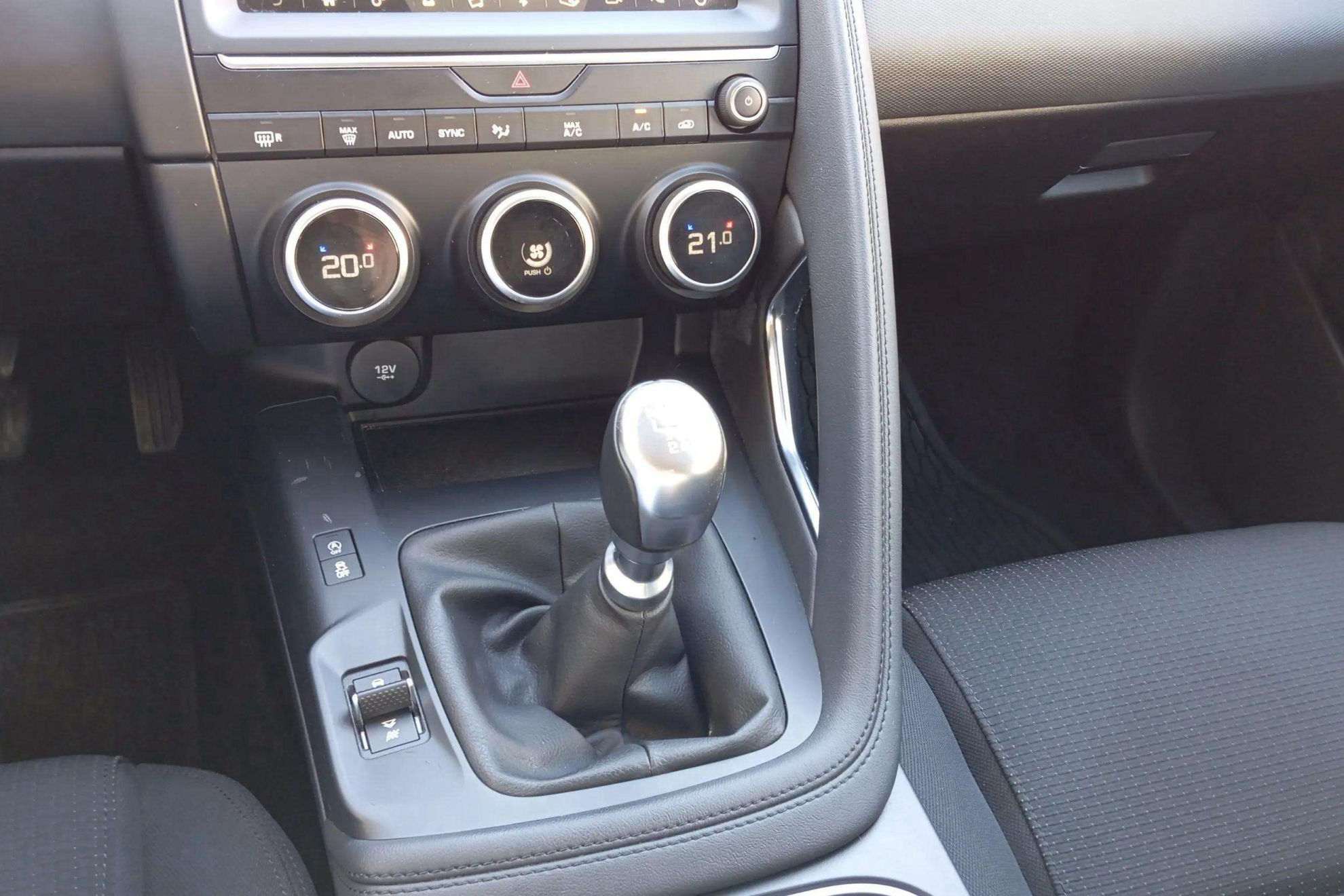 Jaguar E-Pace 2.0D - foto 14