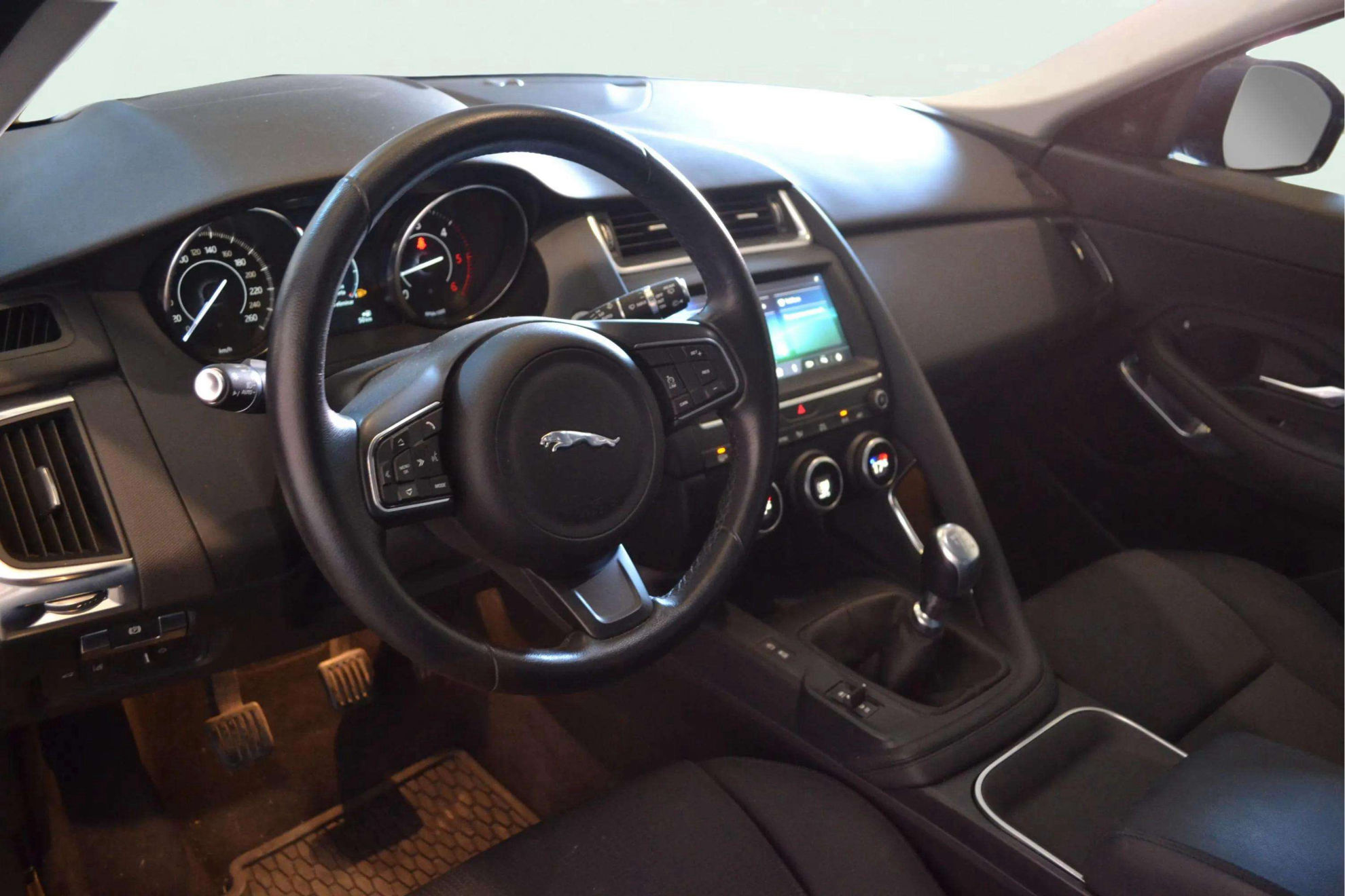 Jaguar E-Pace 2.0D - foto 15