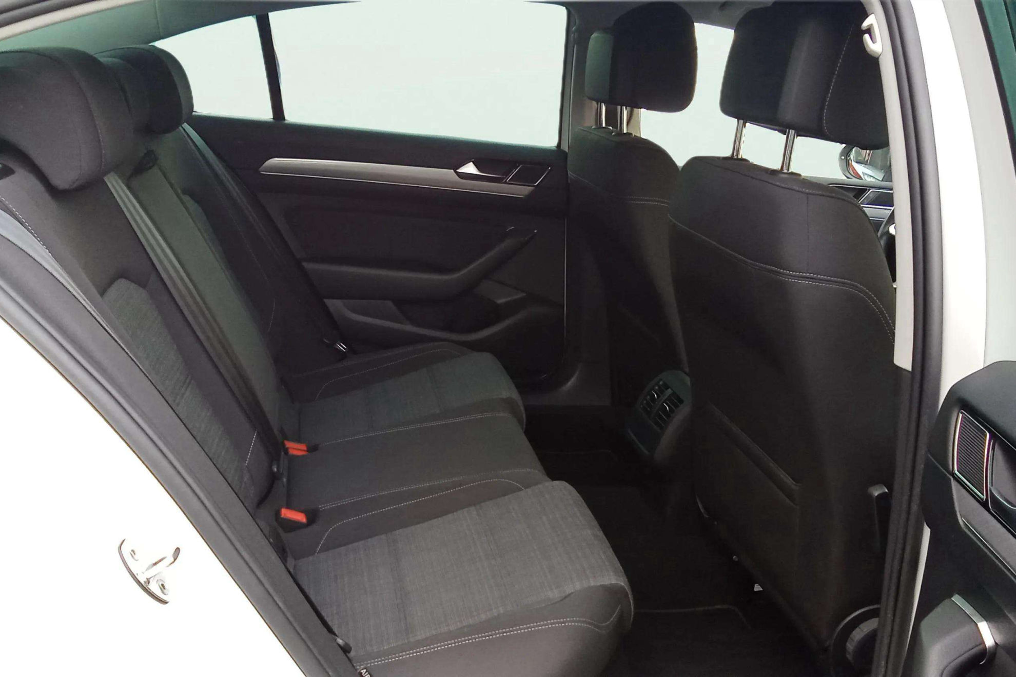 Volkswagen Passat 1.6 TDI DSG - foto 19