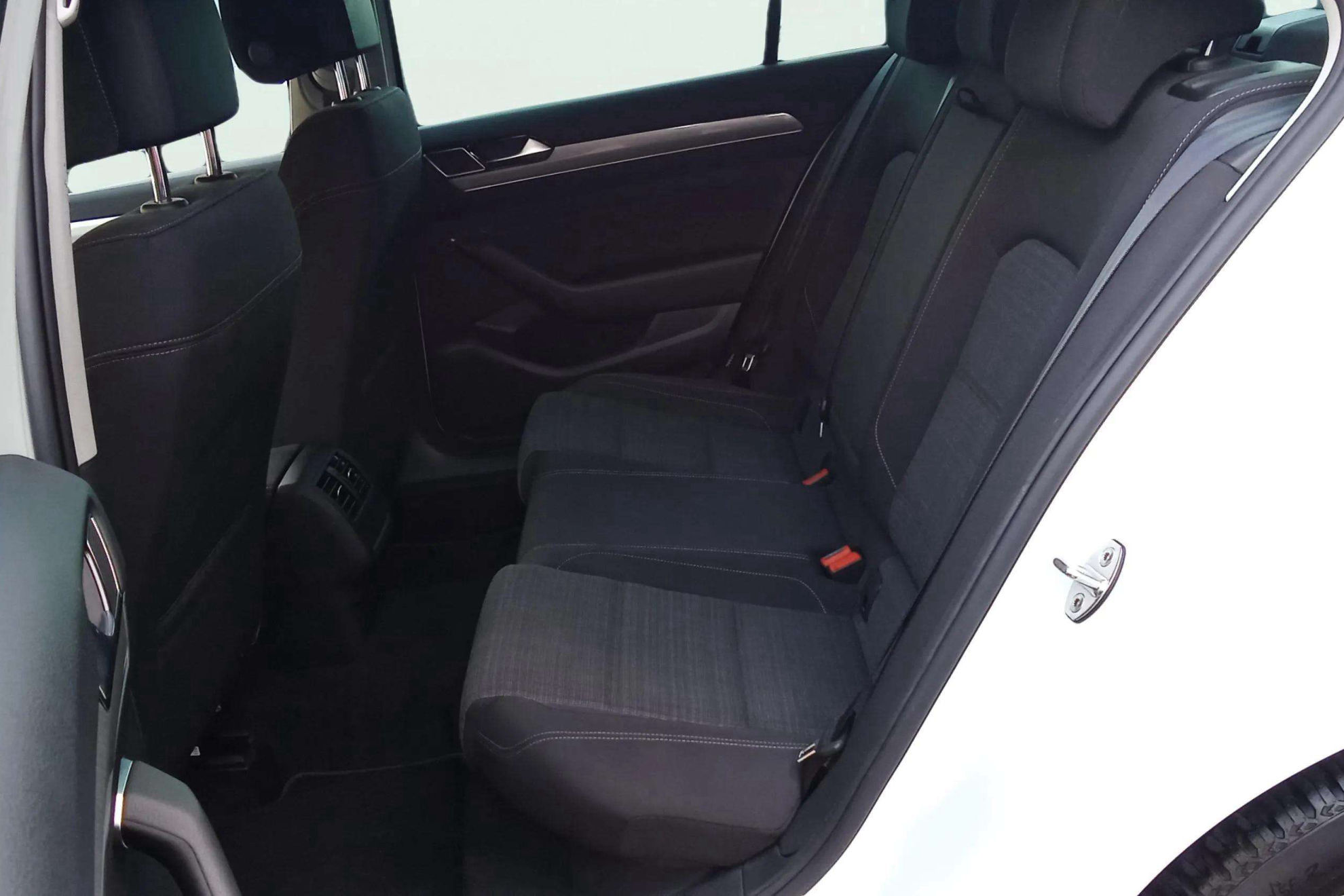 Volkswagen Passat 1.6 TDI DSG - foto 18