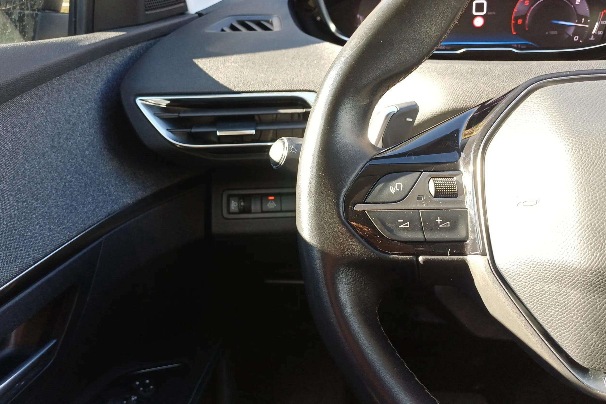 Peugeot 3008 1.5 BlueHDi Allure EAT8 - foto 26