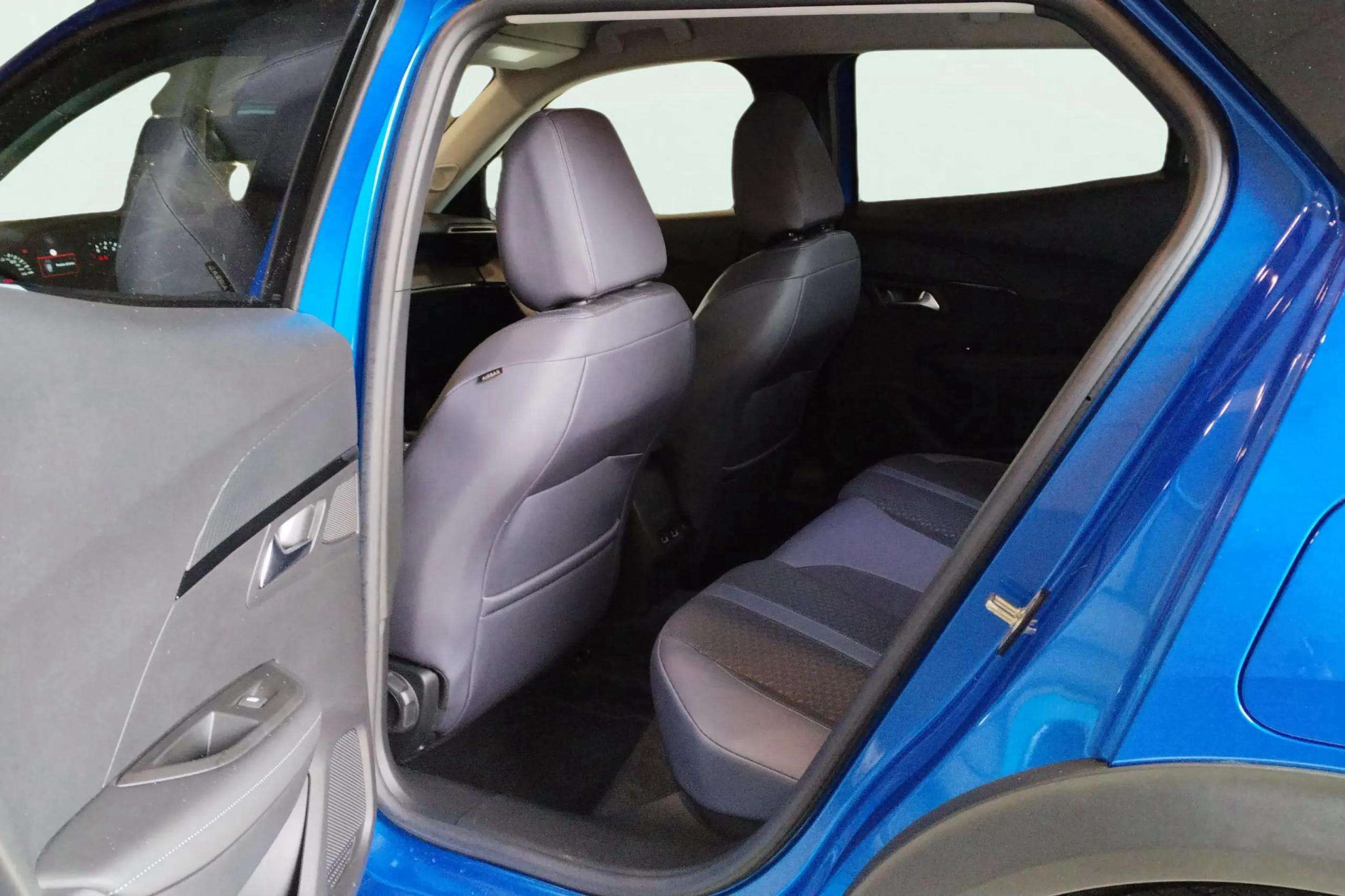 Peugeot 2008 Allure PureTech 130 BVM6 - foto 9