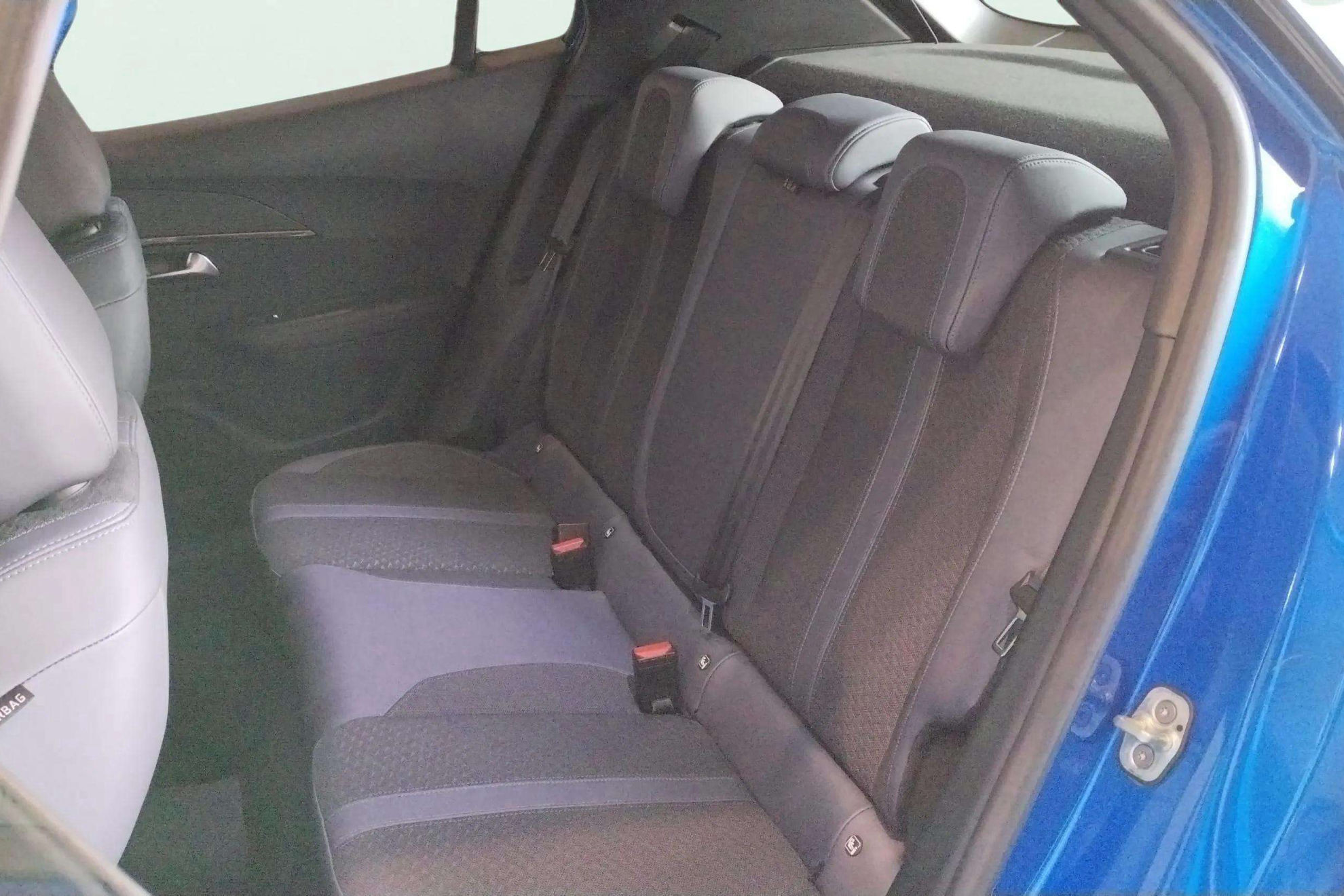 Peugeot 2008 Allure PureTech 130 BVM6 - foto 10