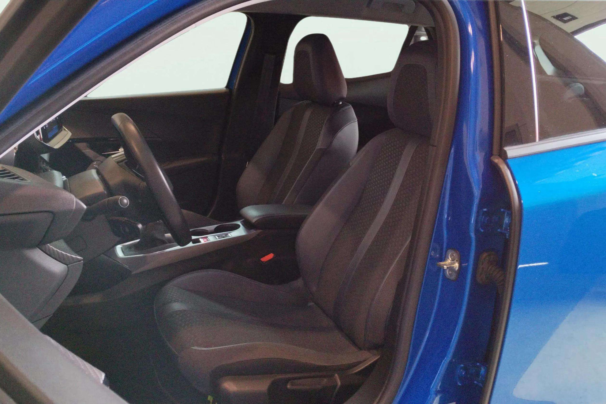 Peugeot 2008 Allure PureTech 130 BVM6 - foto 13
