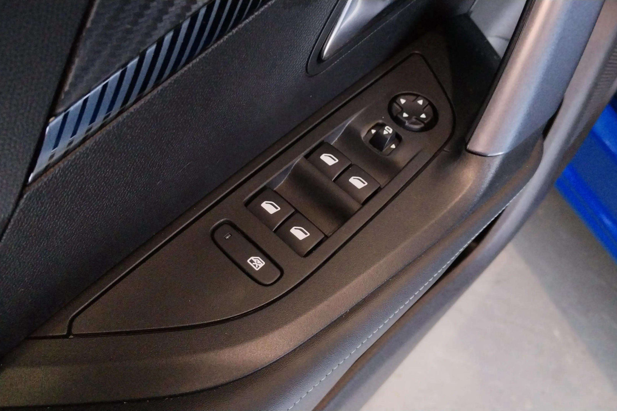Peugeot 2008 Allure PureTech 130 BVM6 - foto 12