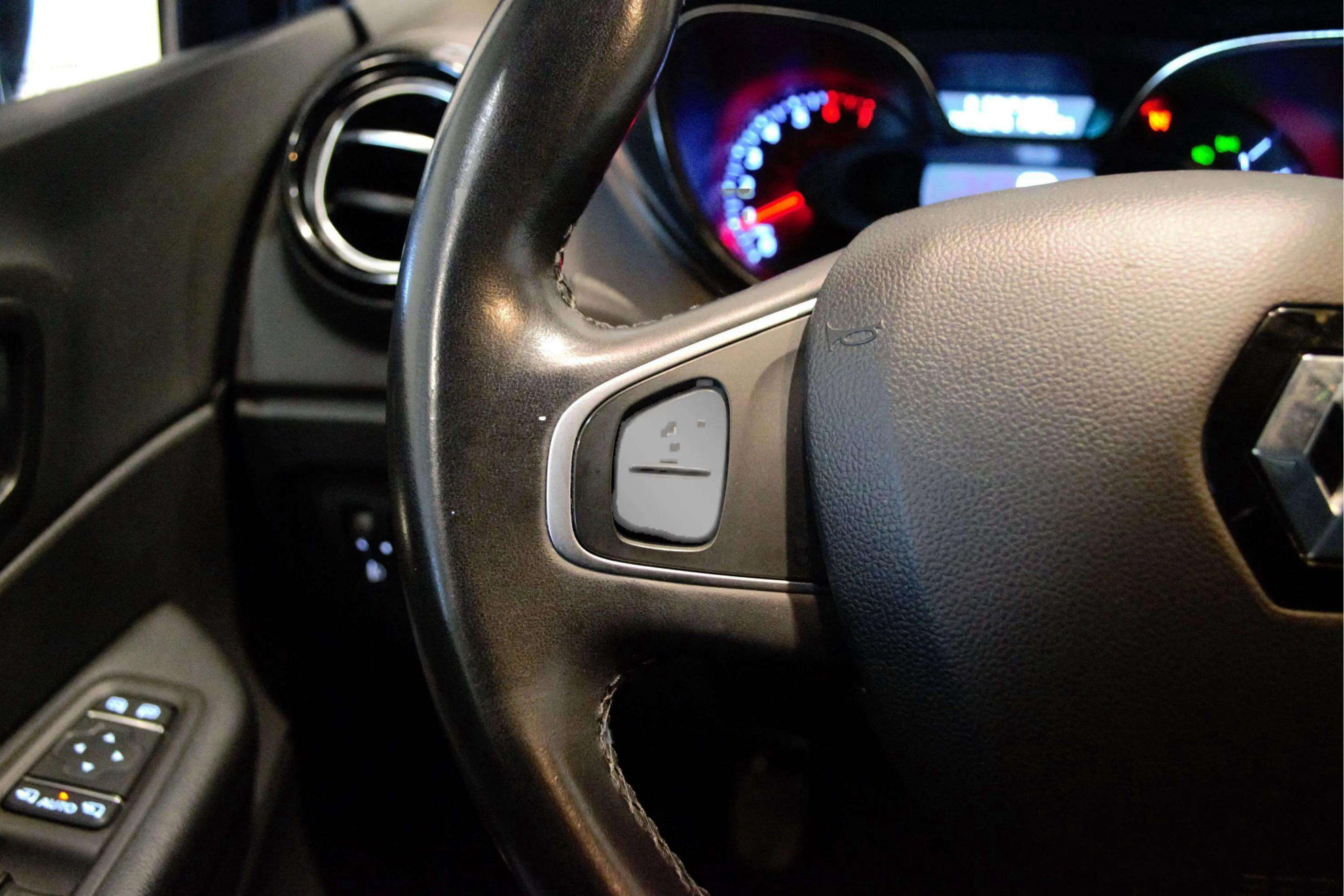 Renault Captur Limited TCe -18 - foto 18