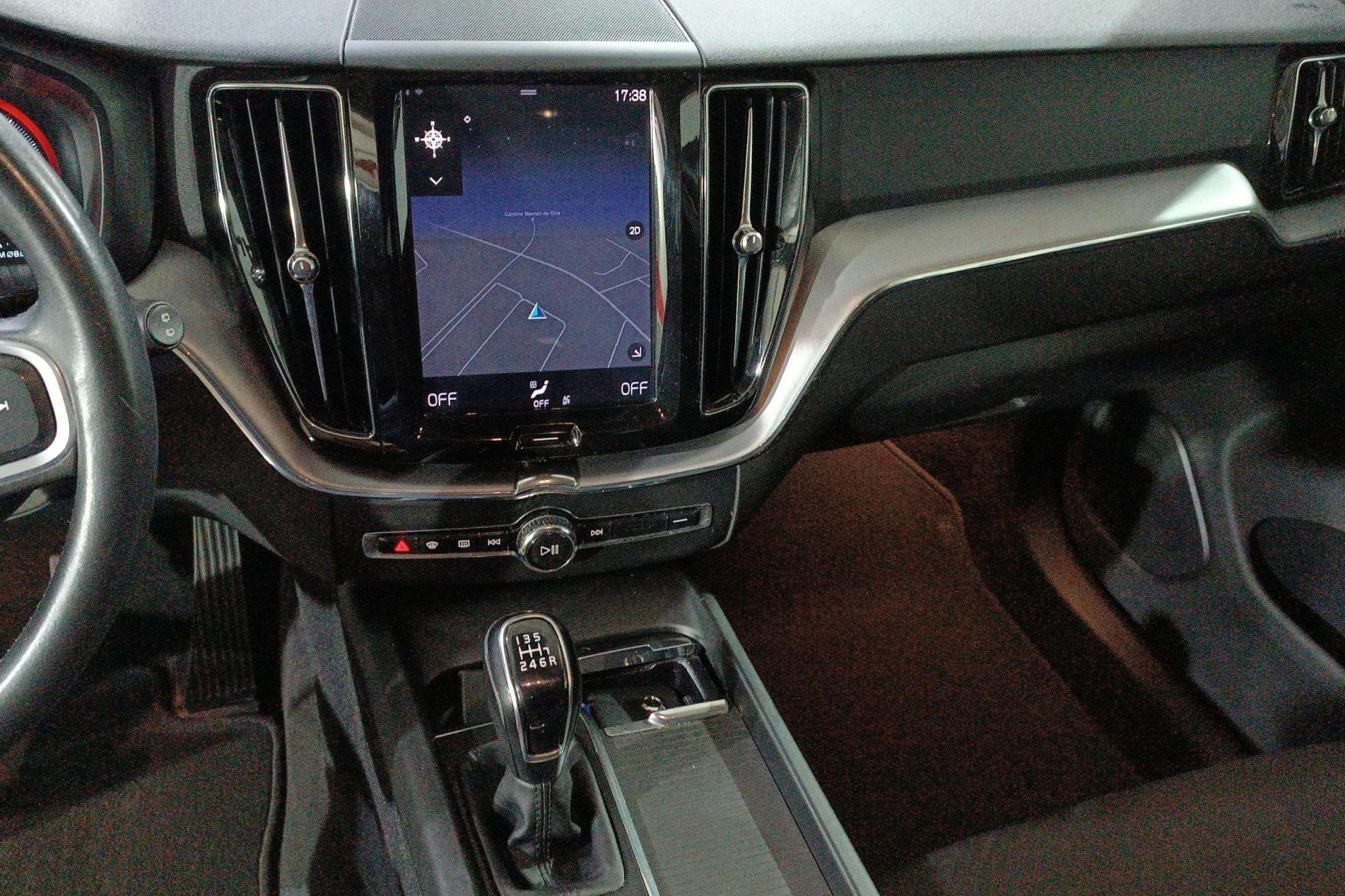 Volvo XC60 2.0 D3 Momentum - foto 11