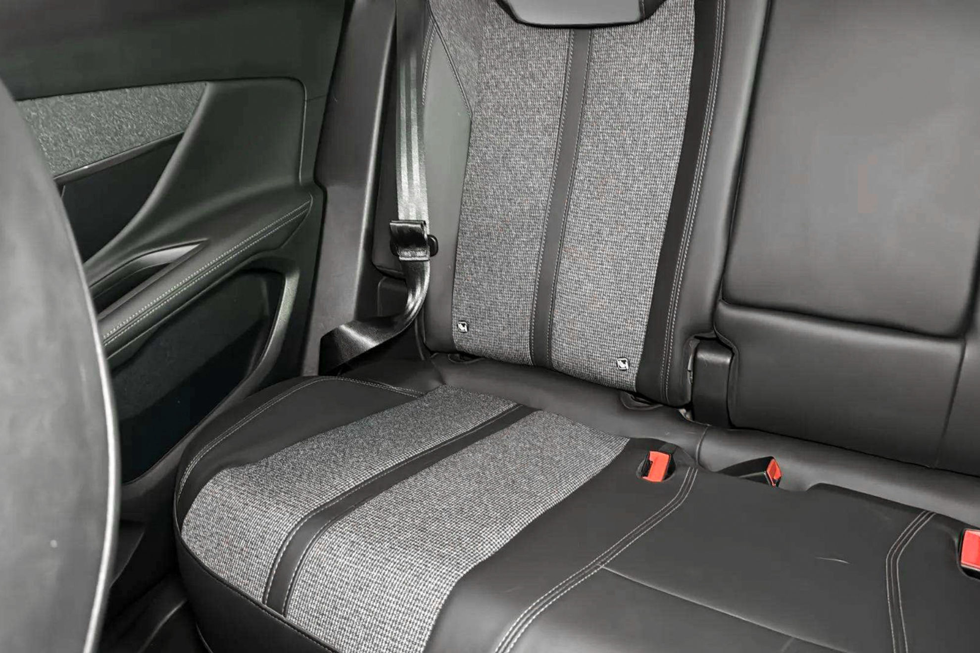 Peugeot 3008 Hybrid 225 eEAT8 Allure - foto 41