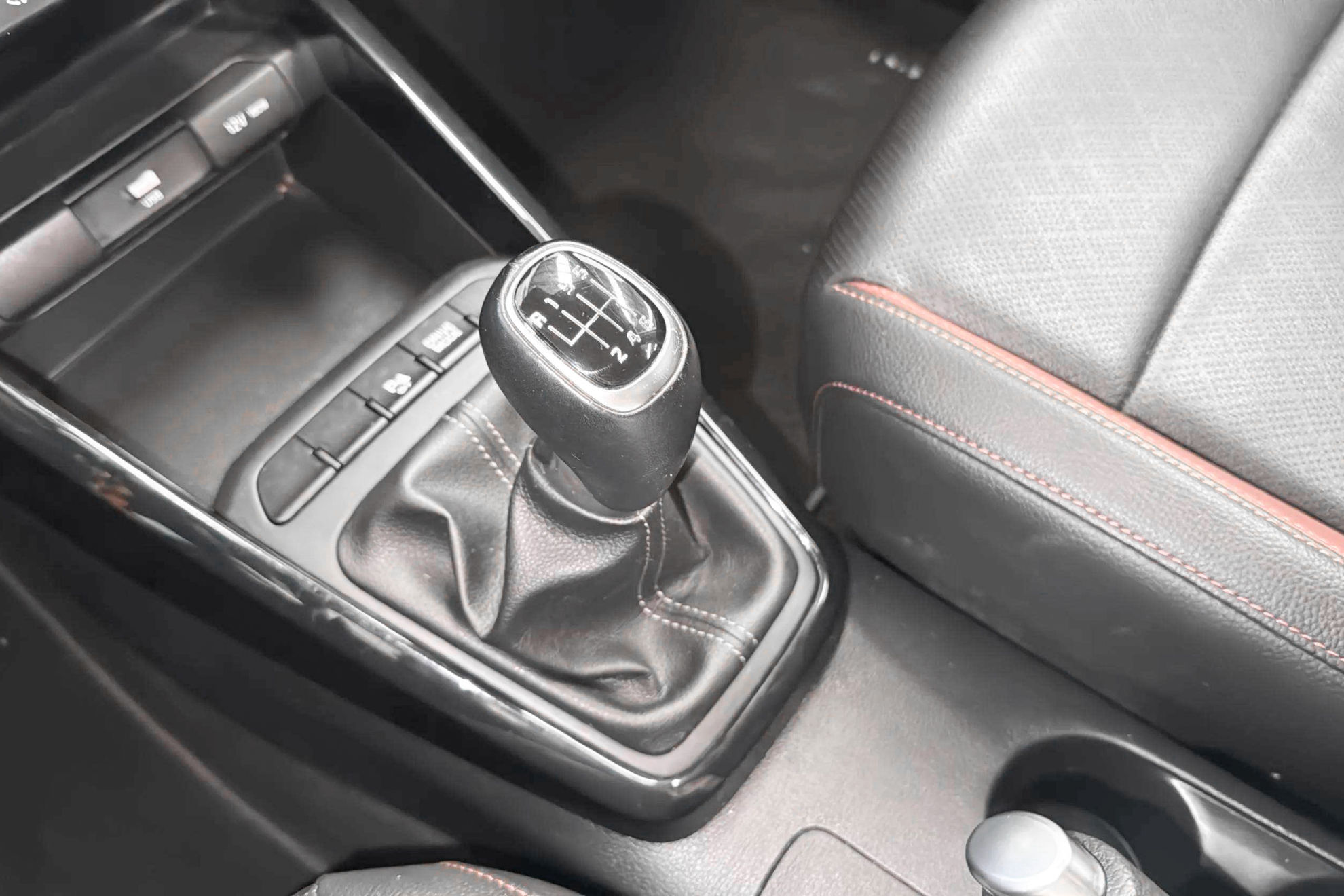 Kia Rio 1.0 T-GDi MHEV iMT GT Line - foto 34