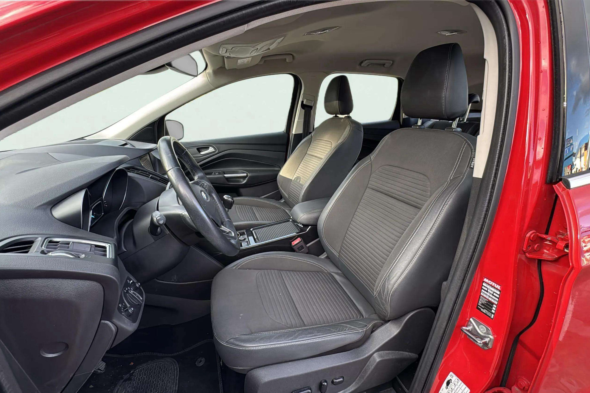 Ford Kuga 1.5 TDCi 4x2 Titanium - foto 12