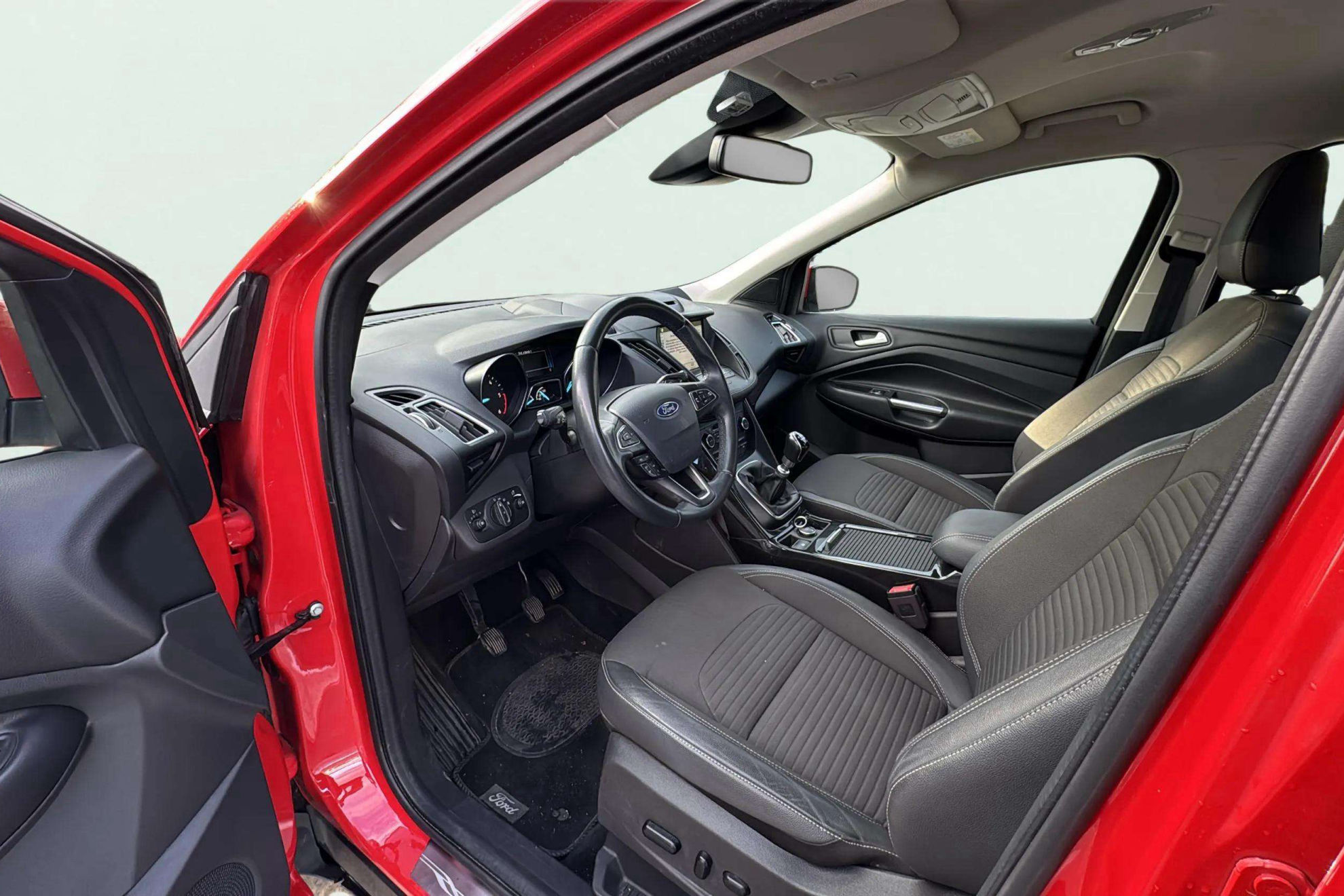Ford Kuga 1.5 TDCi 4x2 Titanium - foto 11