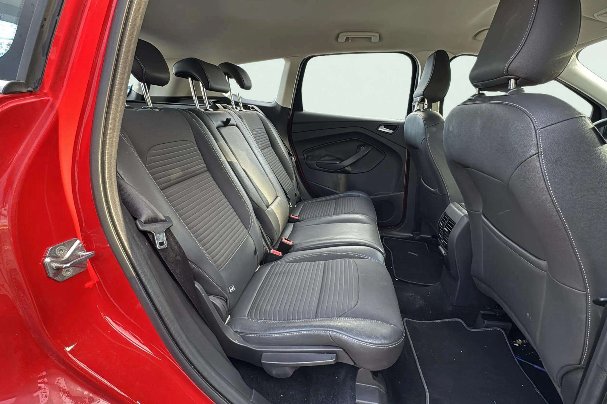 Ford Kuga 1.5 TDCi 4x2 Titanium - foto 19