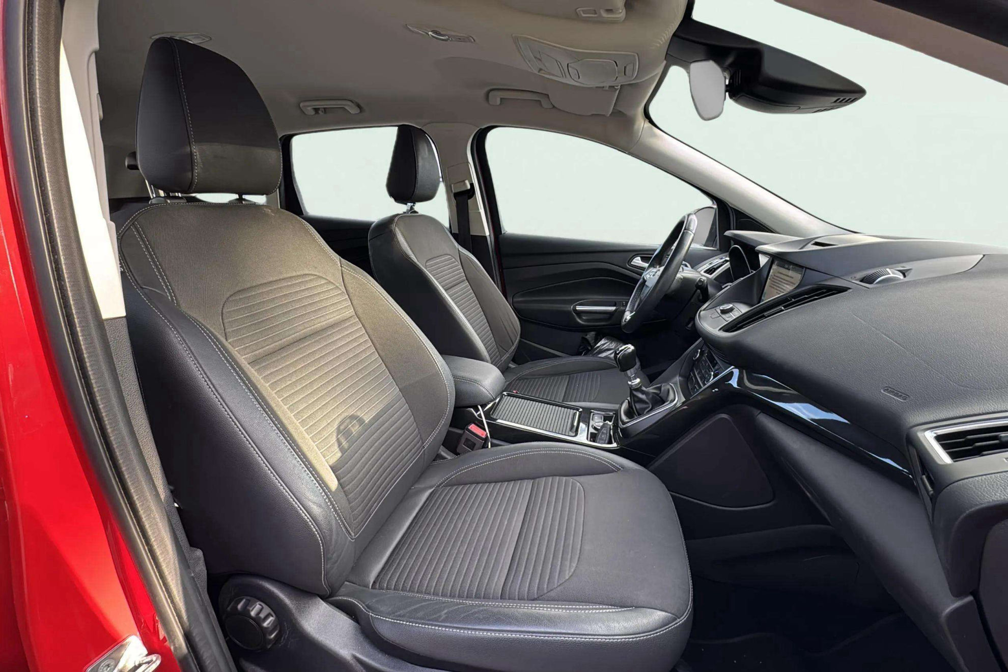 Ford Kuga 1.5 TDCi 4x2 Titanium - foto 17