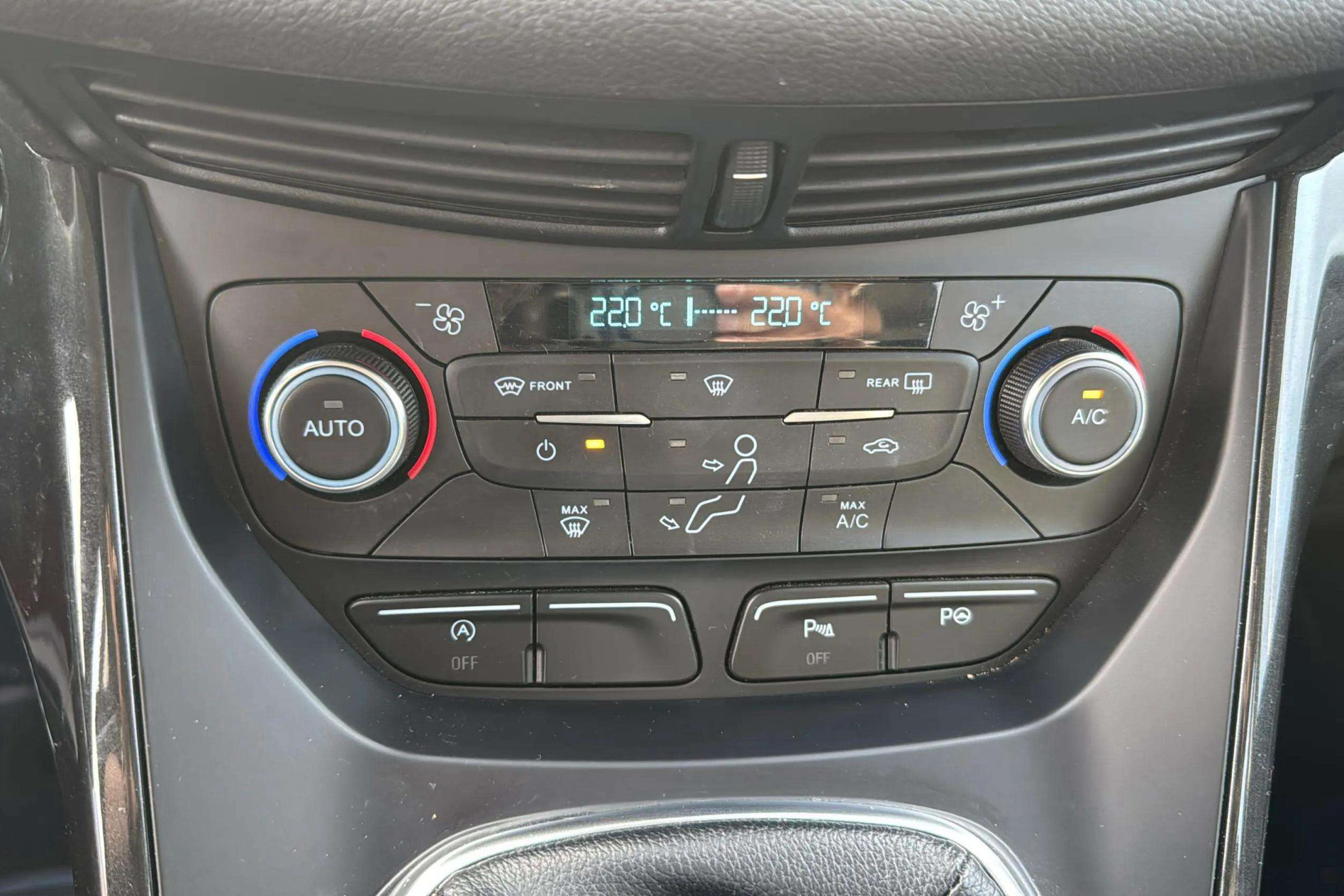 Ford Kuga 1.5 TDCi 4x2 Titanium - foto 35