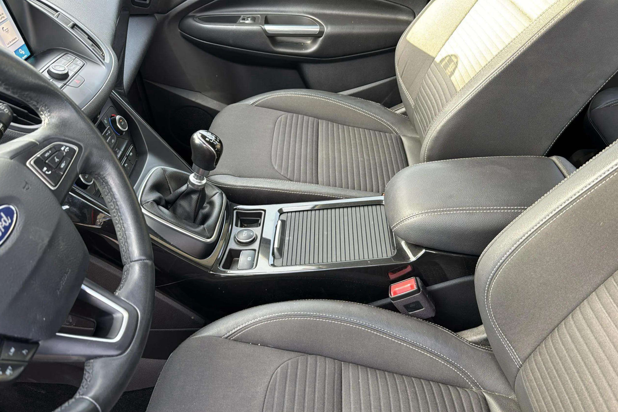 Ford Kuga 1.5 TDCi 4x2 Titanium - foto 37