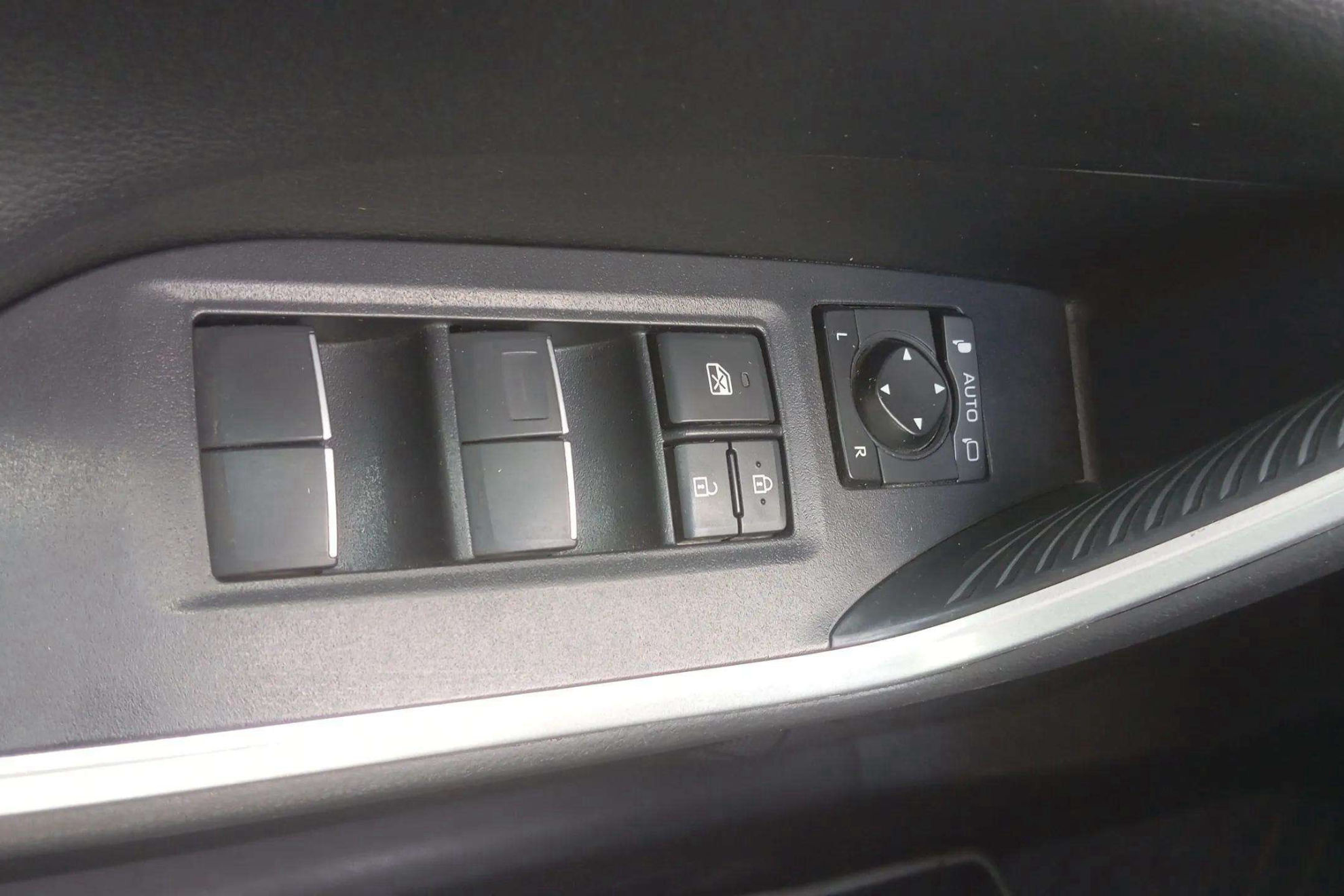 Toyota RAV4 2.5l 220H Advance 4WD - foto 15