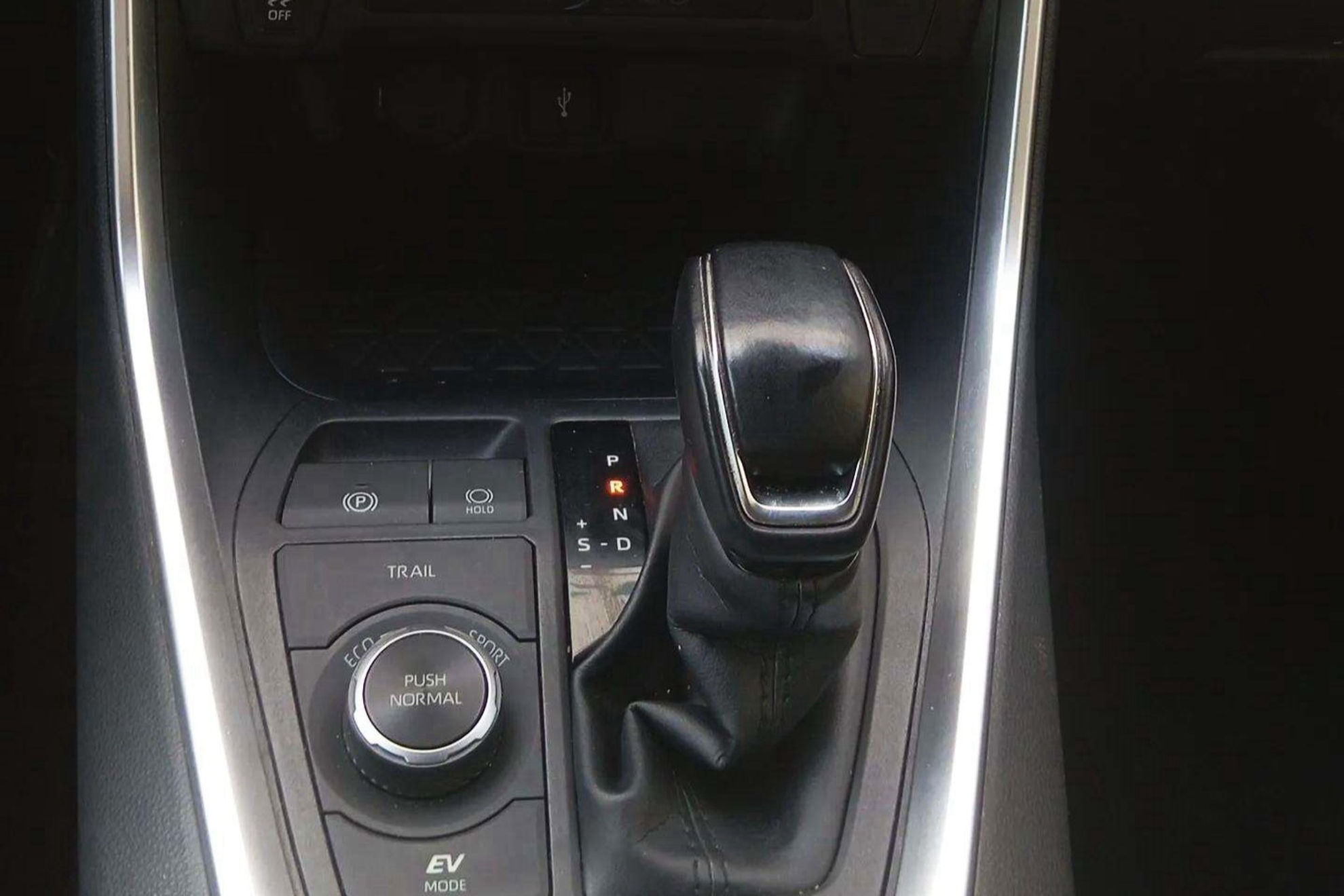 Toyota RAV4 2.5l 220H Advance 4WD - foto 22