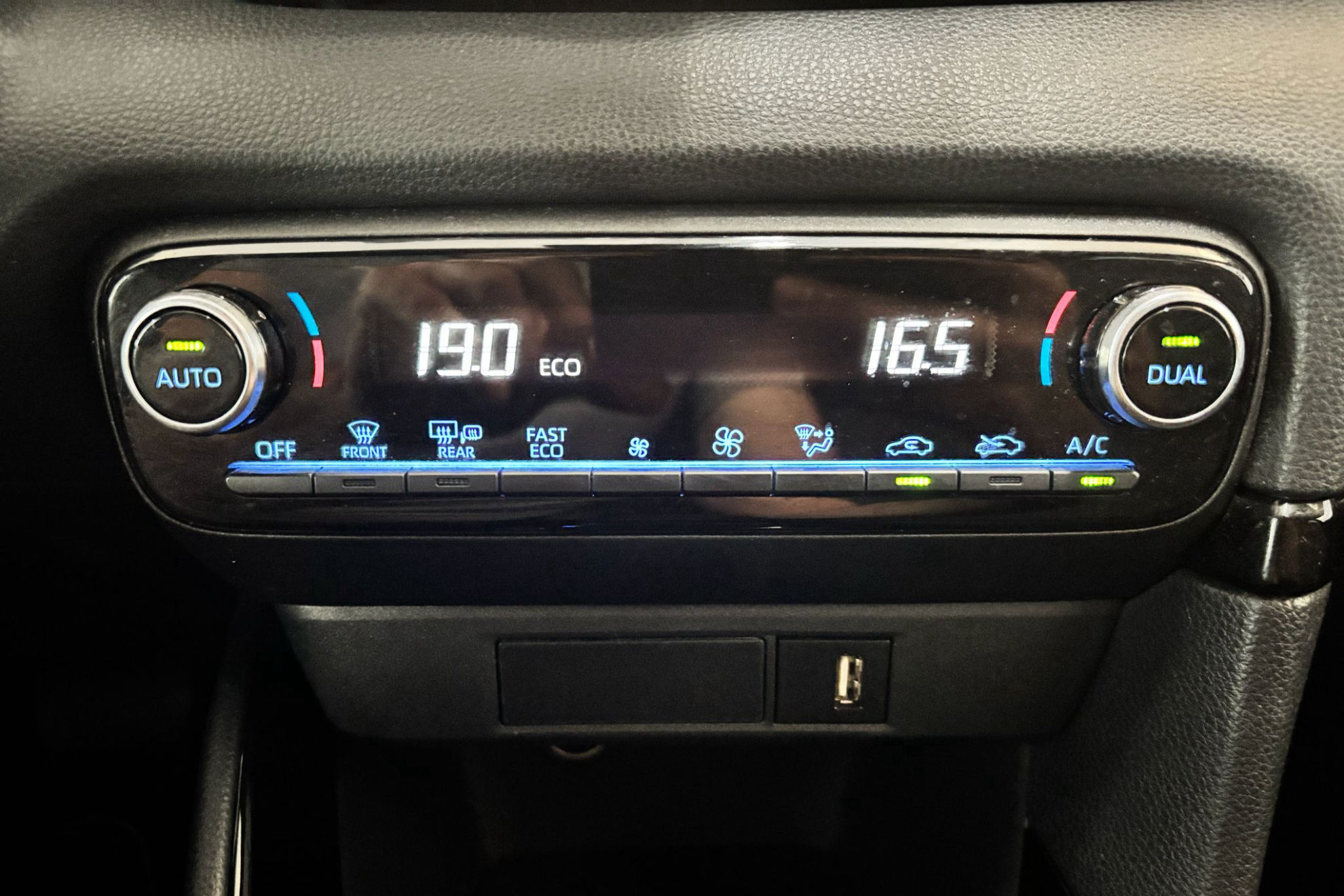 Toyota Yaris 1.5 120H Style - foto 26