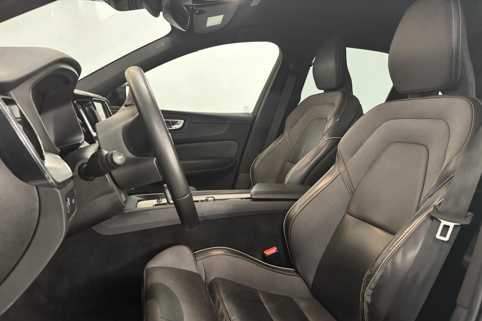 Volvo XC60 2.0 B4 AWD Plus Dark - foto 11