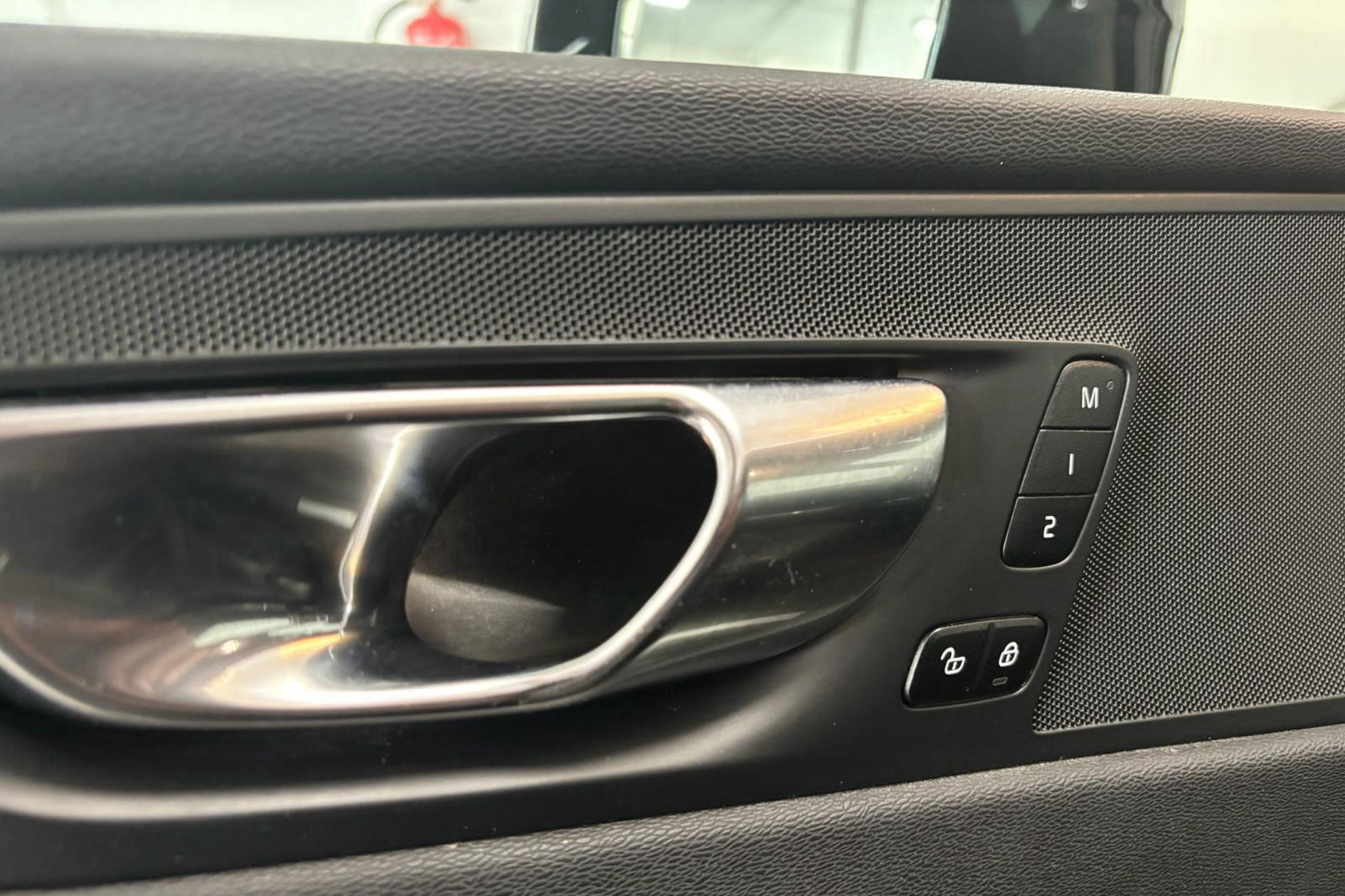 Volvo XC60 2.0 B4 AWD Plus Dark - foto 17