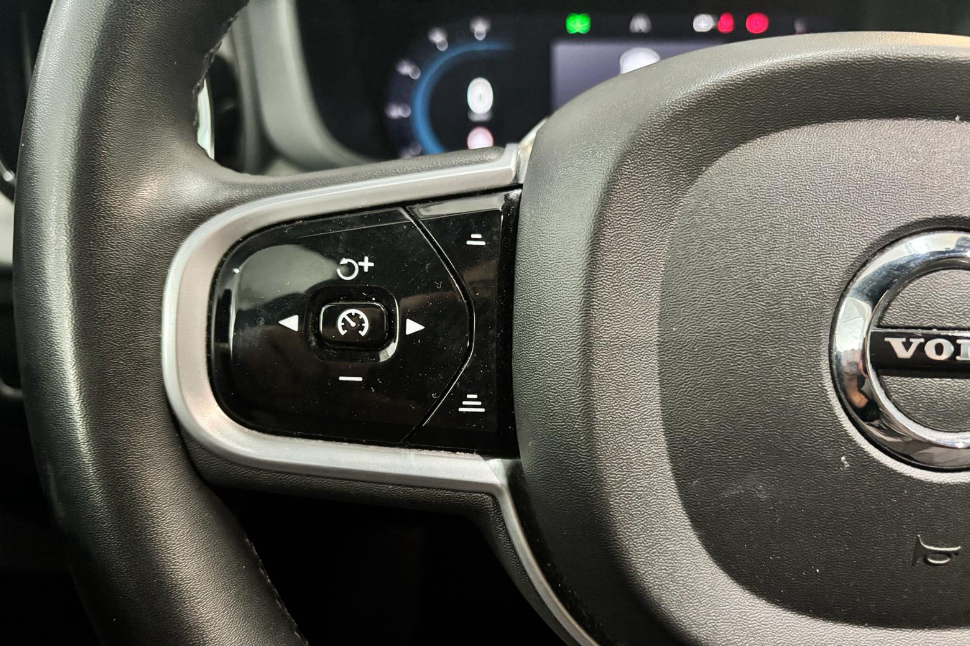 Volvo XC60 2.0 B4 AWD Plus Dark - foto 19