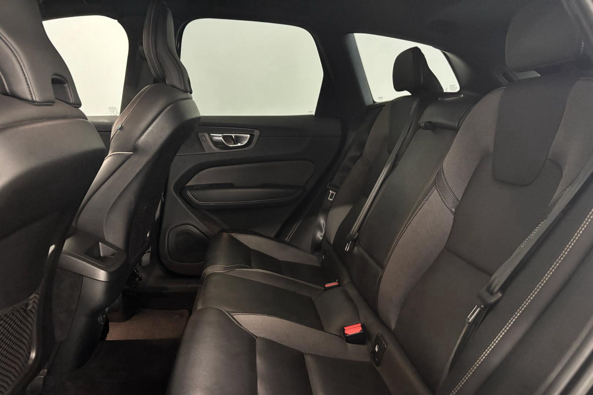 Volvo XC60 2.0 B4 AWD Plus Dark - foto 13