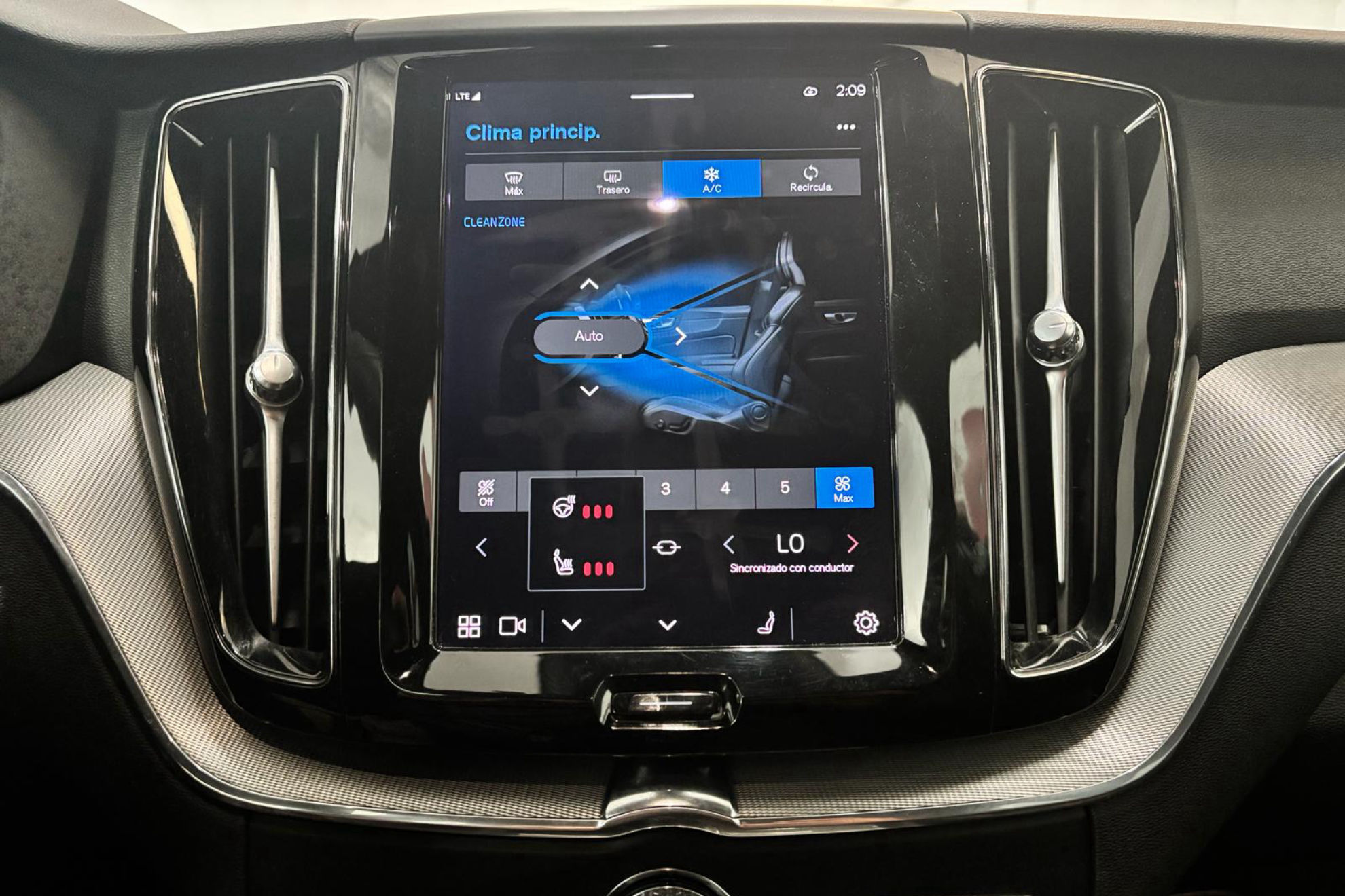 Volvo XC60 2.0 B4 AWD Plus Dark - foto 26