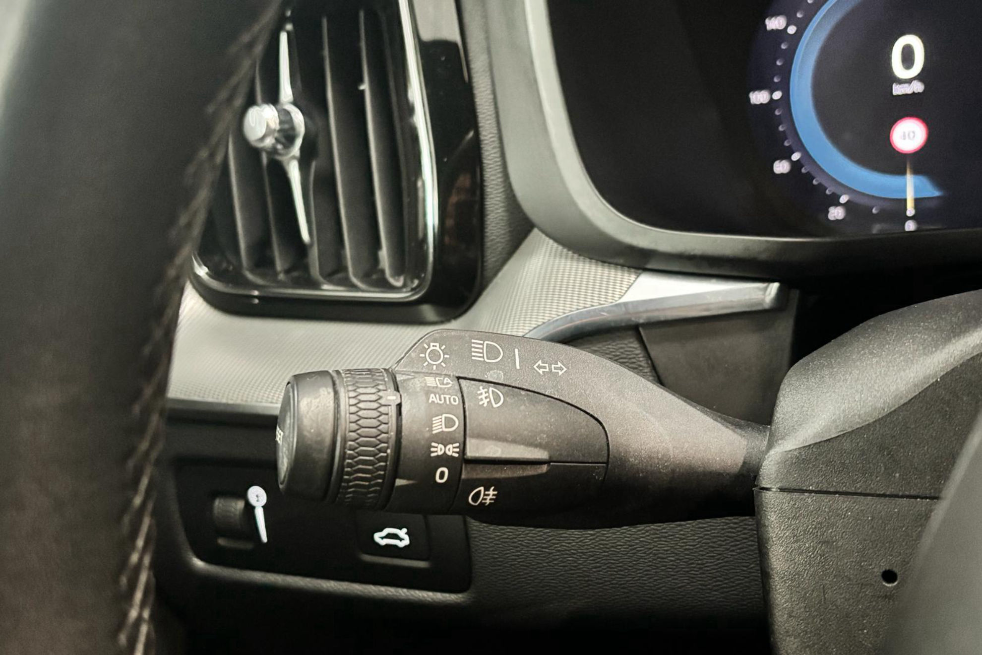 Volvo XC60 2.0 B4 AWD Plus Dark - foto 21