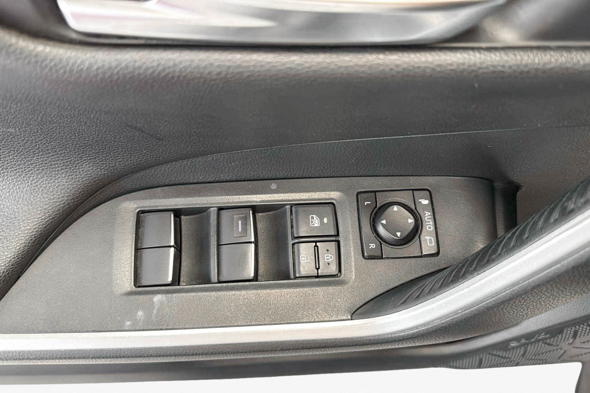 Toyota RAV4 2.5l 220H Advance 4WD - foto 23