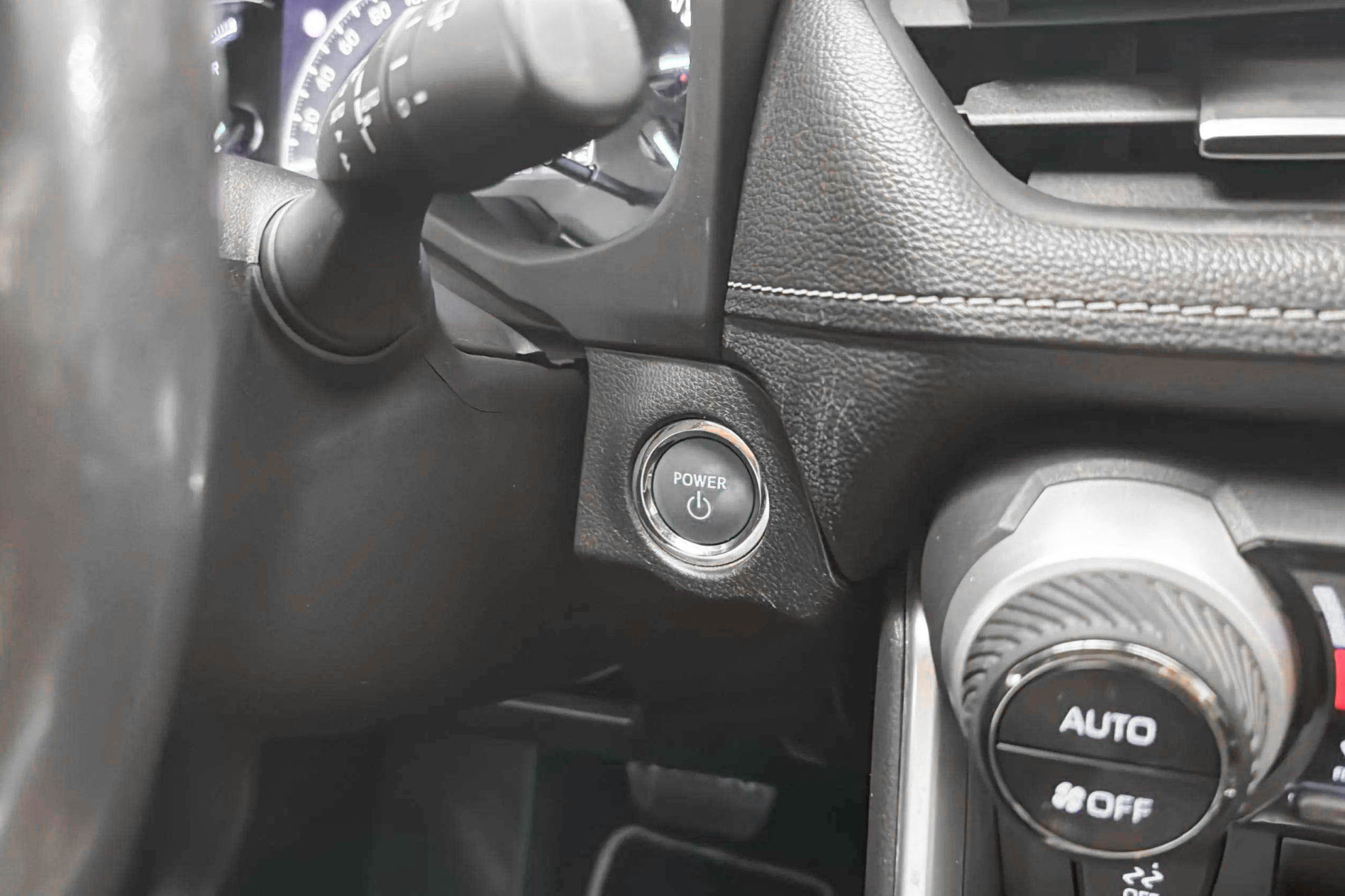 Toyota RAV4 2.5l 220H Advance 4WD - foto 30