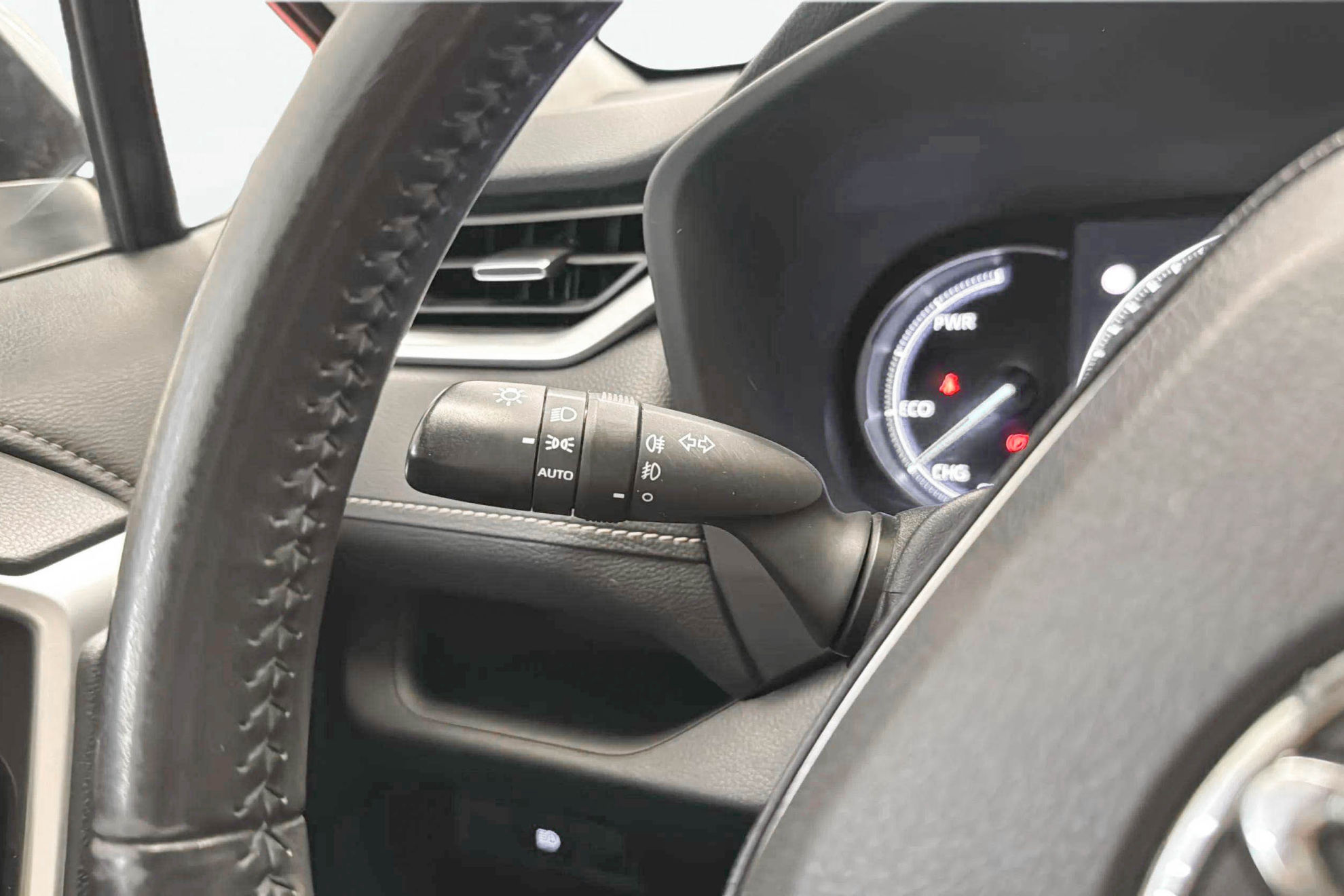 Toyota RAV4 2.5l 220H Advance 4WD - foto 27