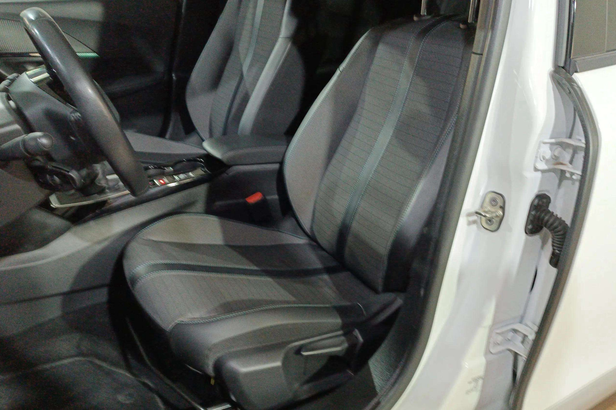 Peugeot 2008 Allure BlueHDi - foto 14