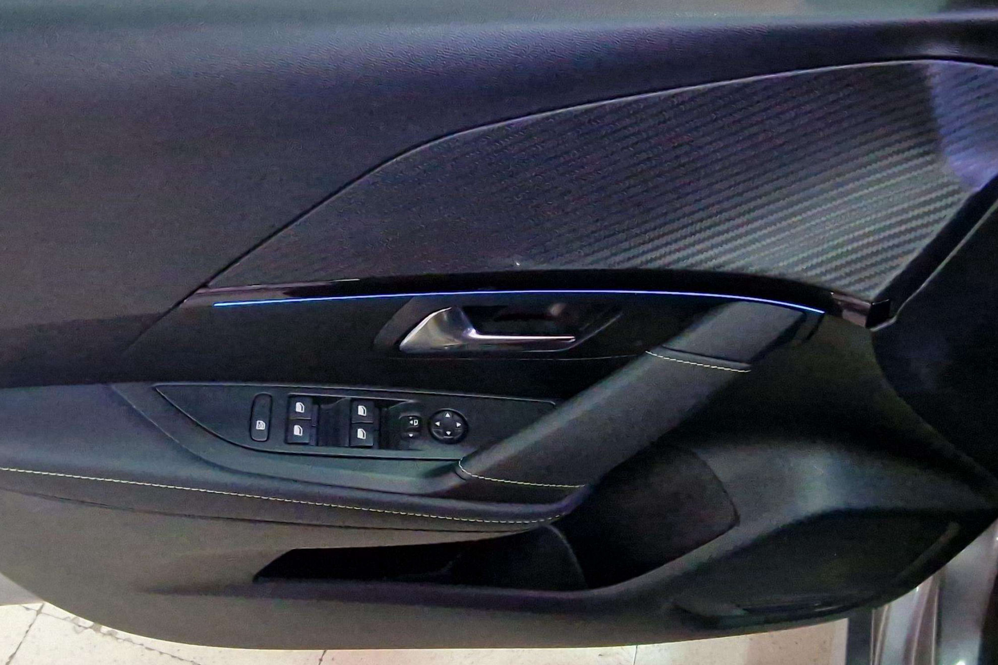 Peugeot 208 GT Hybrid 136 eDCS6 - foto 11