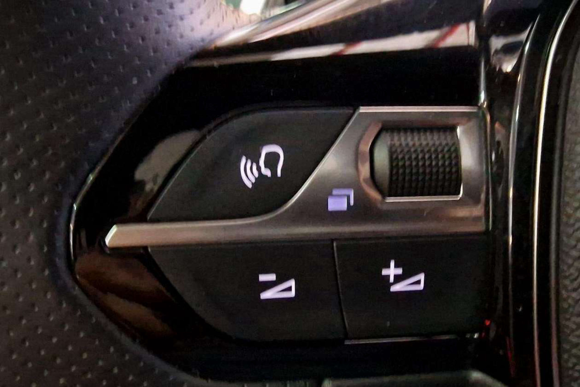 Peugeot 208 GT Hybrid 136 eDCS6 - foto 21