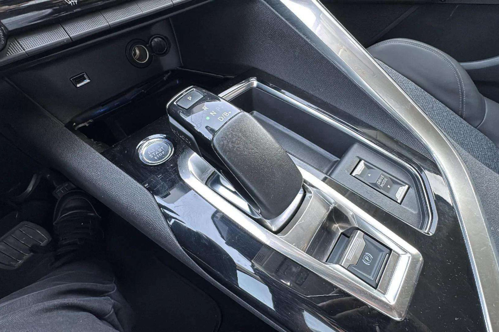 Peugeot 3008 Hybrid 225 e-EAT8 Allure - foto 35