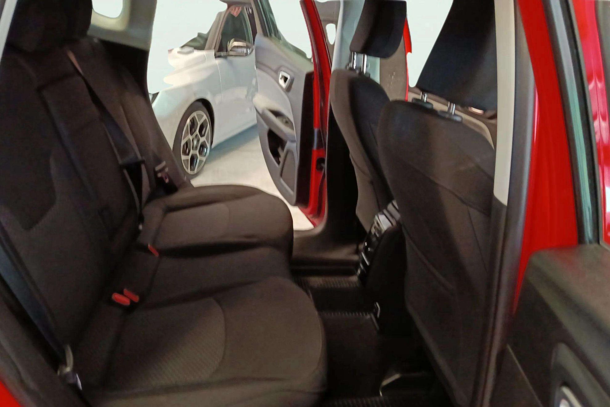 Jeep Compass eHybrid 1.5 MHEV Longitude Dct - foto 12