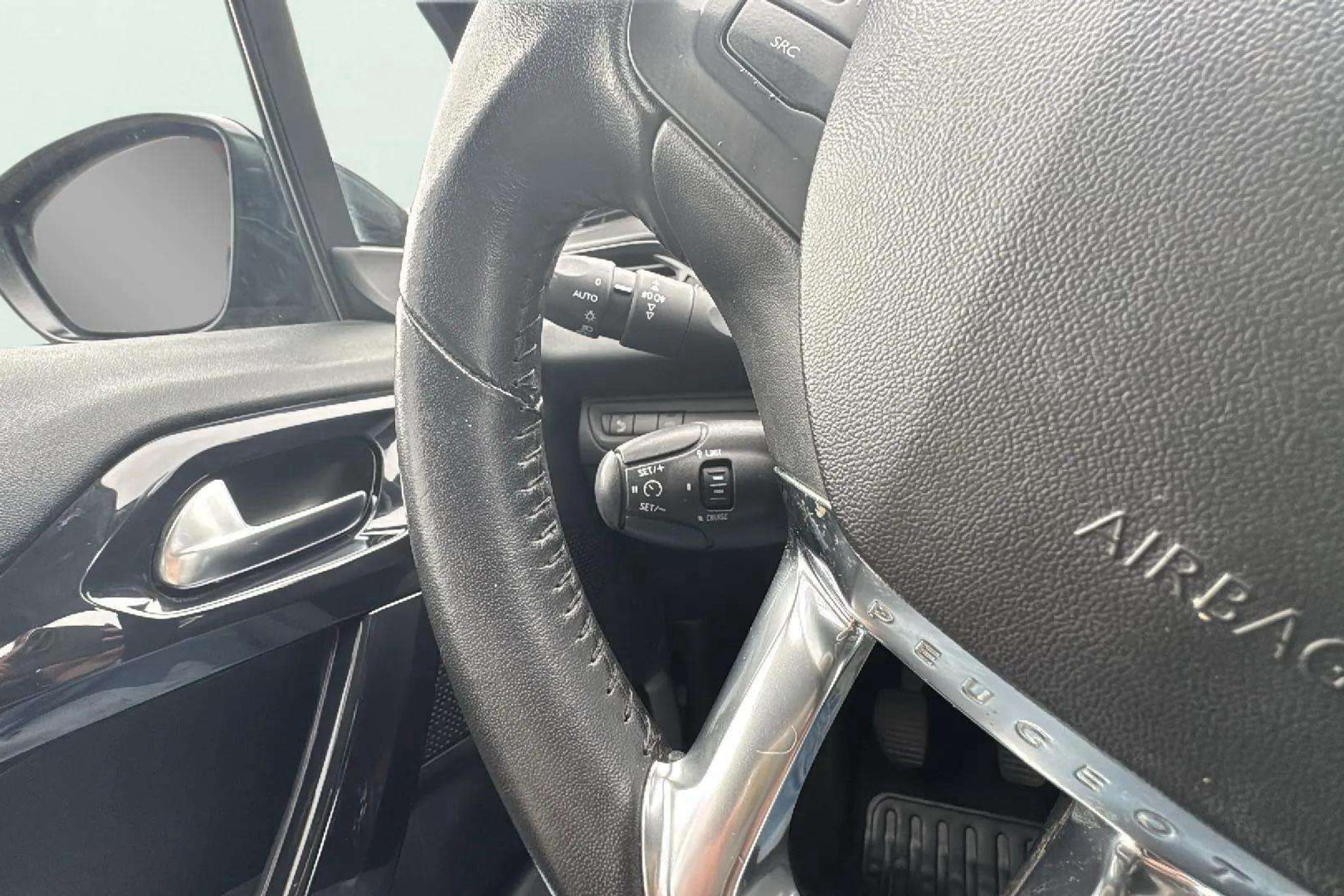 Peugeot 208 Allure 1.2L PureTech - foto 21