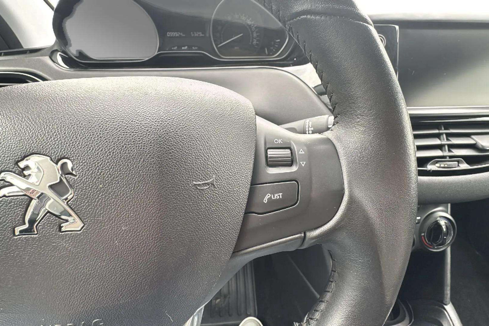 Peugeot 208 Allure 1.2L PureTech - foto 19