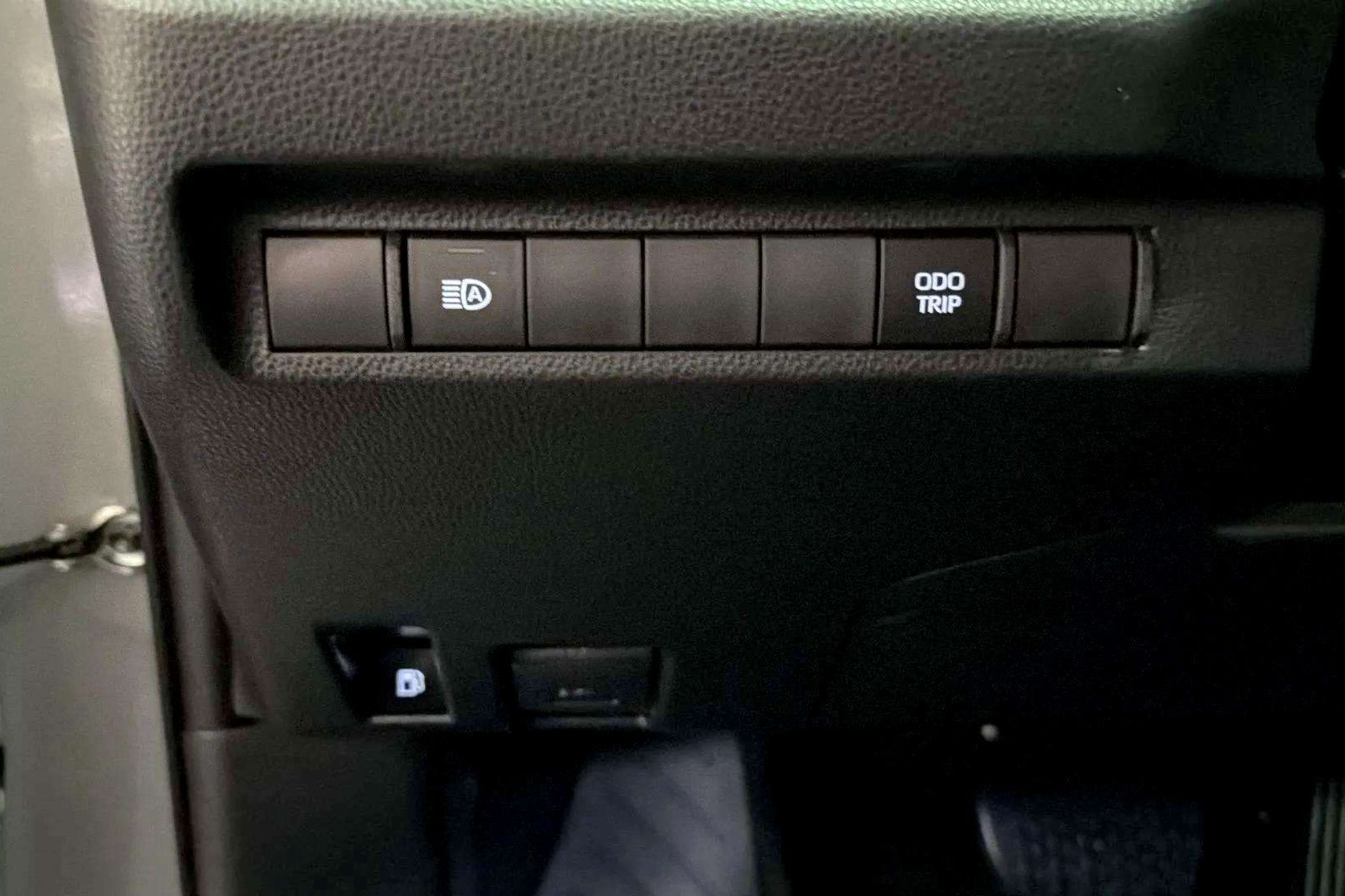 Toyota RAV4 2.5l 220H Advance - foto 15