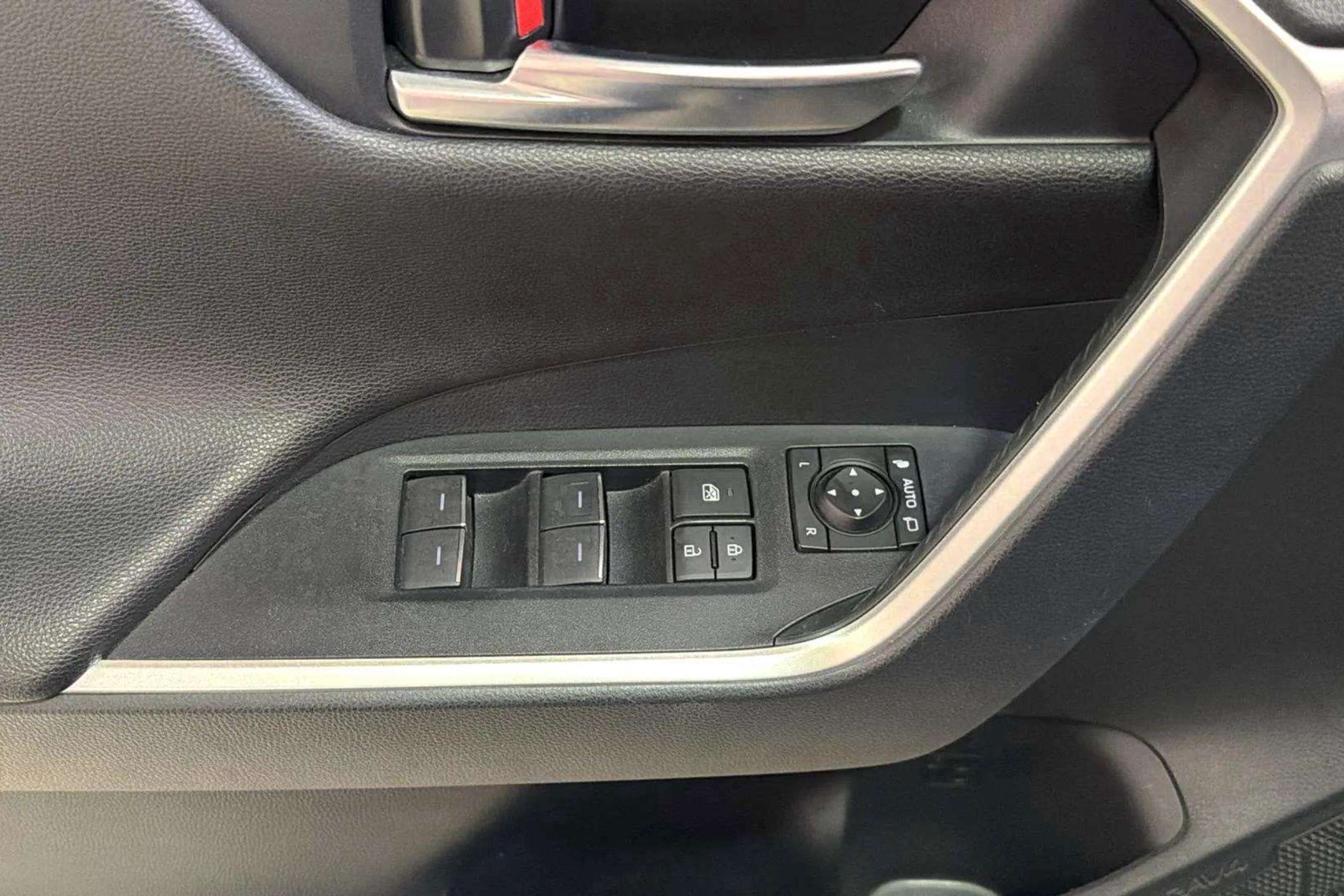 Toyota RAV4 2.5l 220H Advance - foto 14