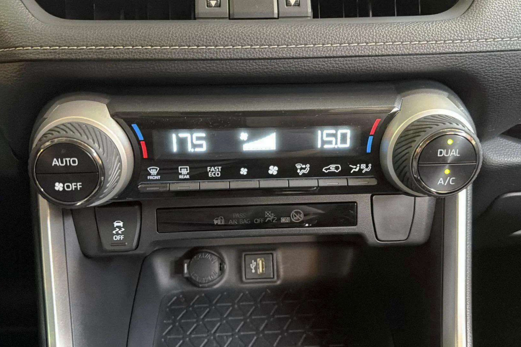 Toyota RAV4 2.5l 220H Advance - foto 24